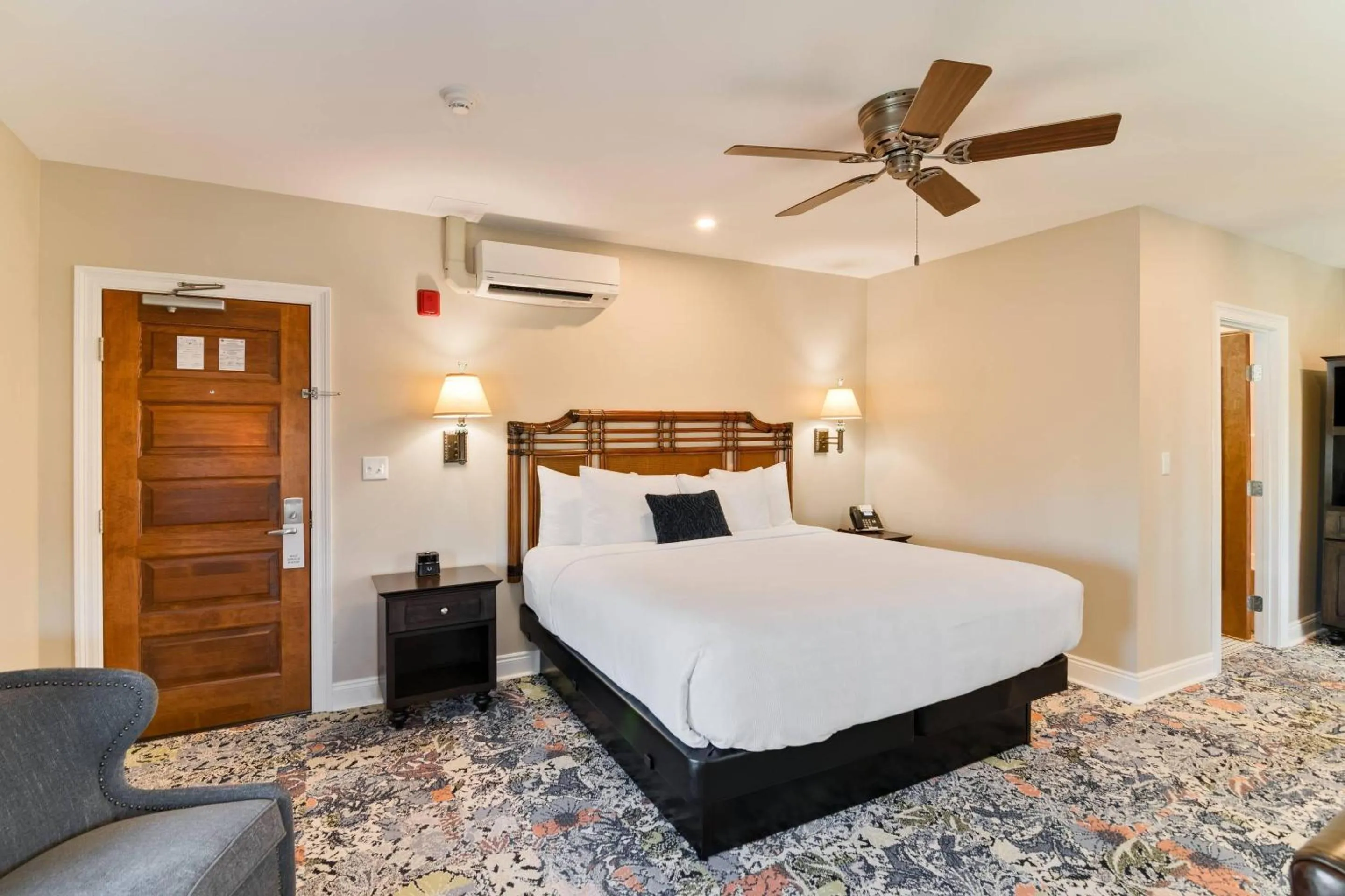 Bedroom, Bed in The Port Inn and Cottages, an Ascend Collection Hotel