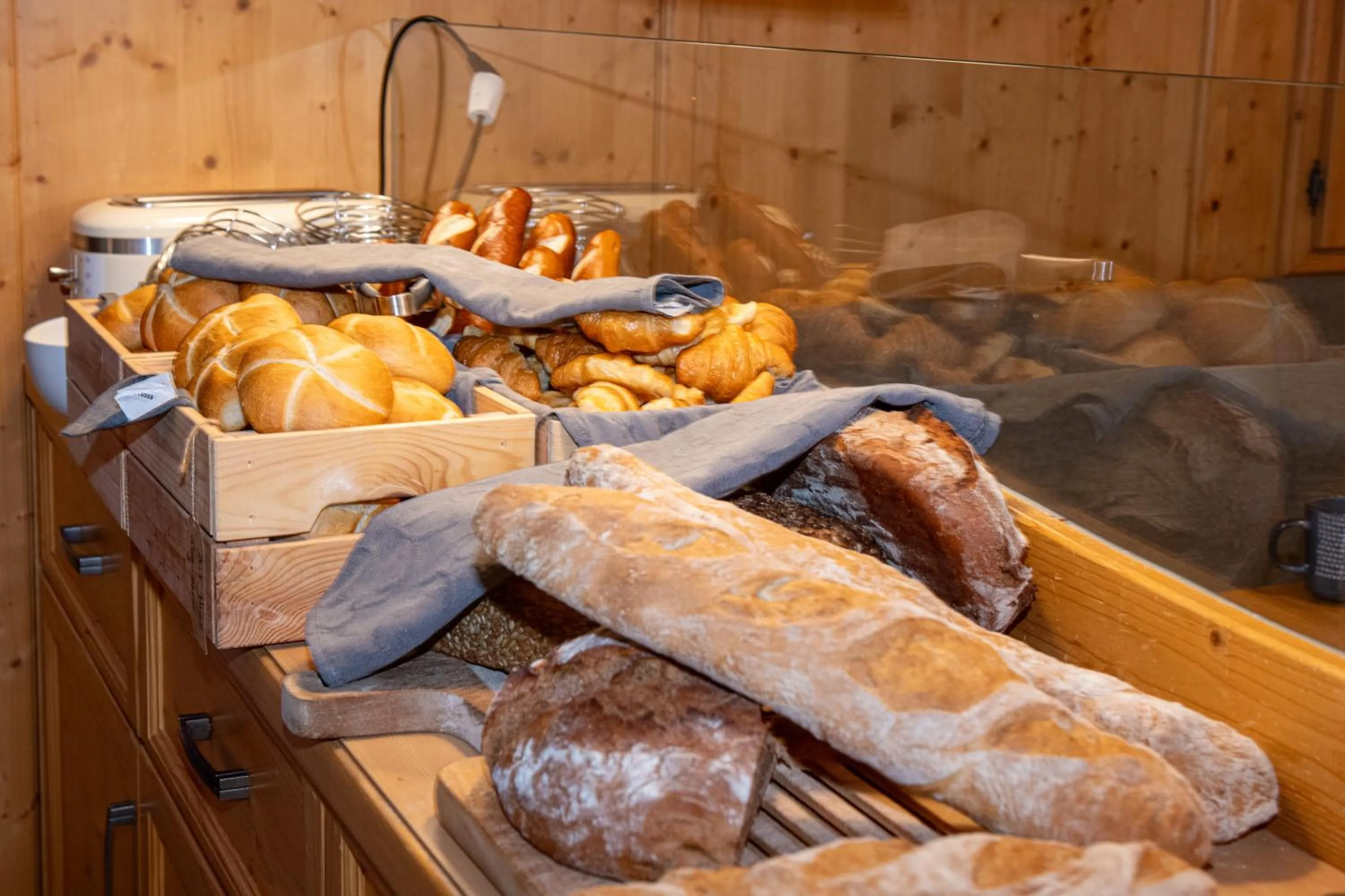 Food and drinks in ALPENHOTEL TYROL - B&B - ADULTS ONLY - Alpines Lifestylehotel - BIO & Nachhaltig