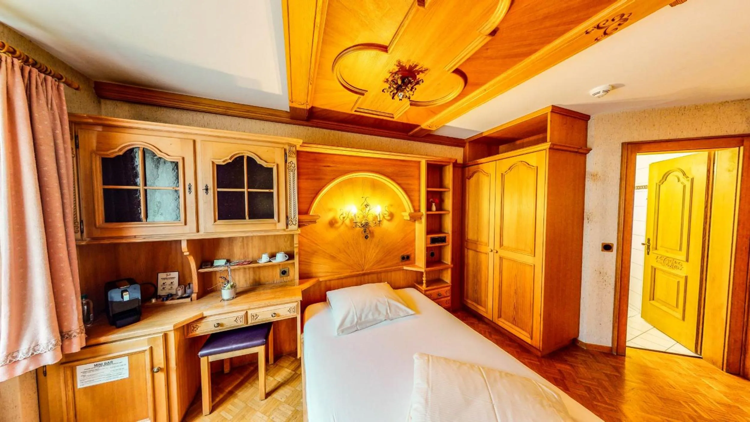 Photo of the whole room, Bed in Schweizerhof