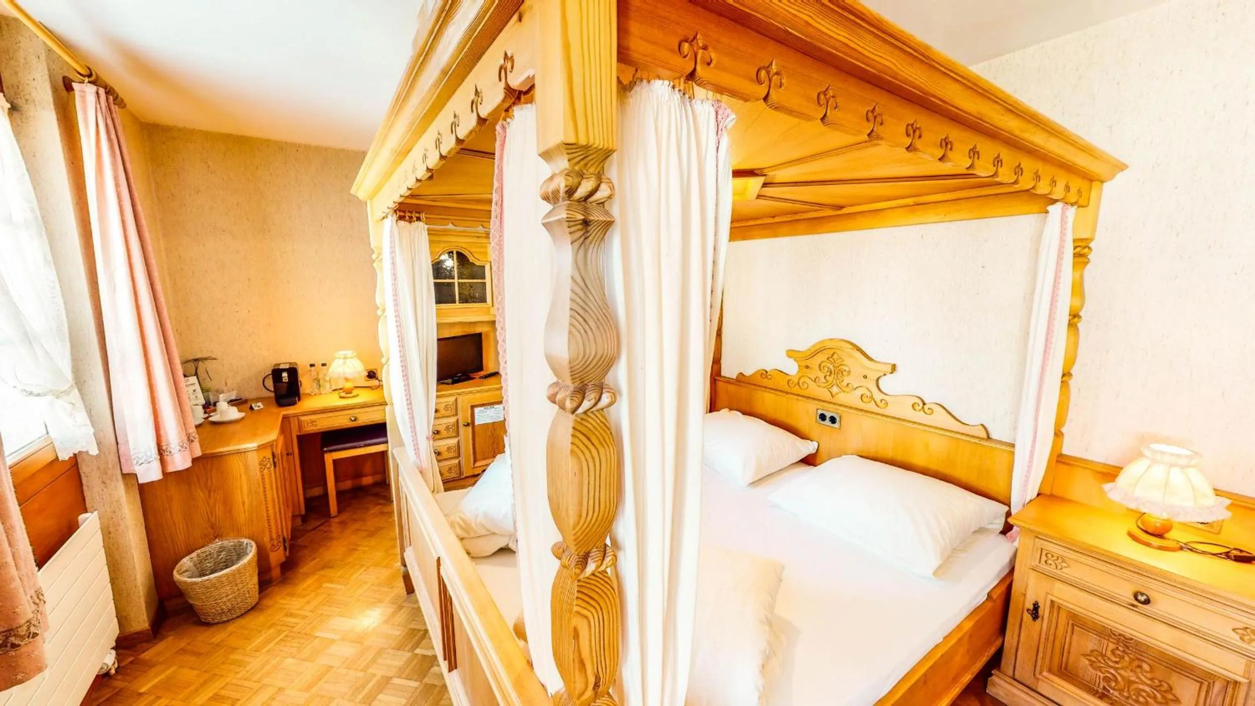 Property building, Bed in Schweizerhof