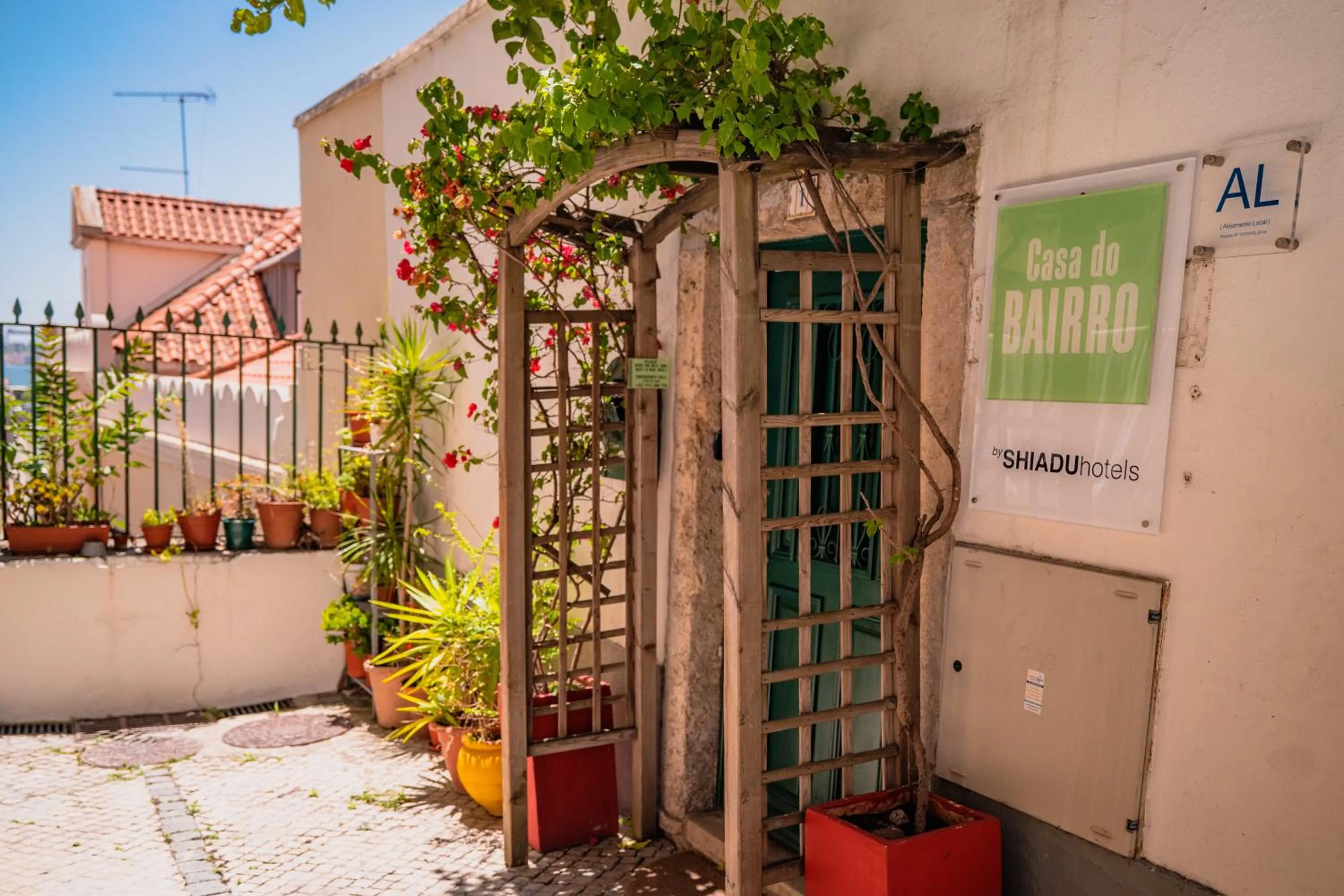 Property building in Casa do Bairro by Shiadu