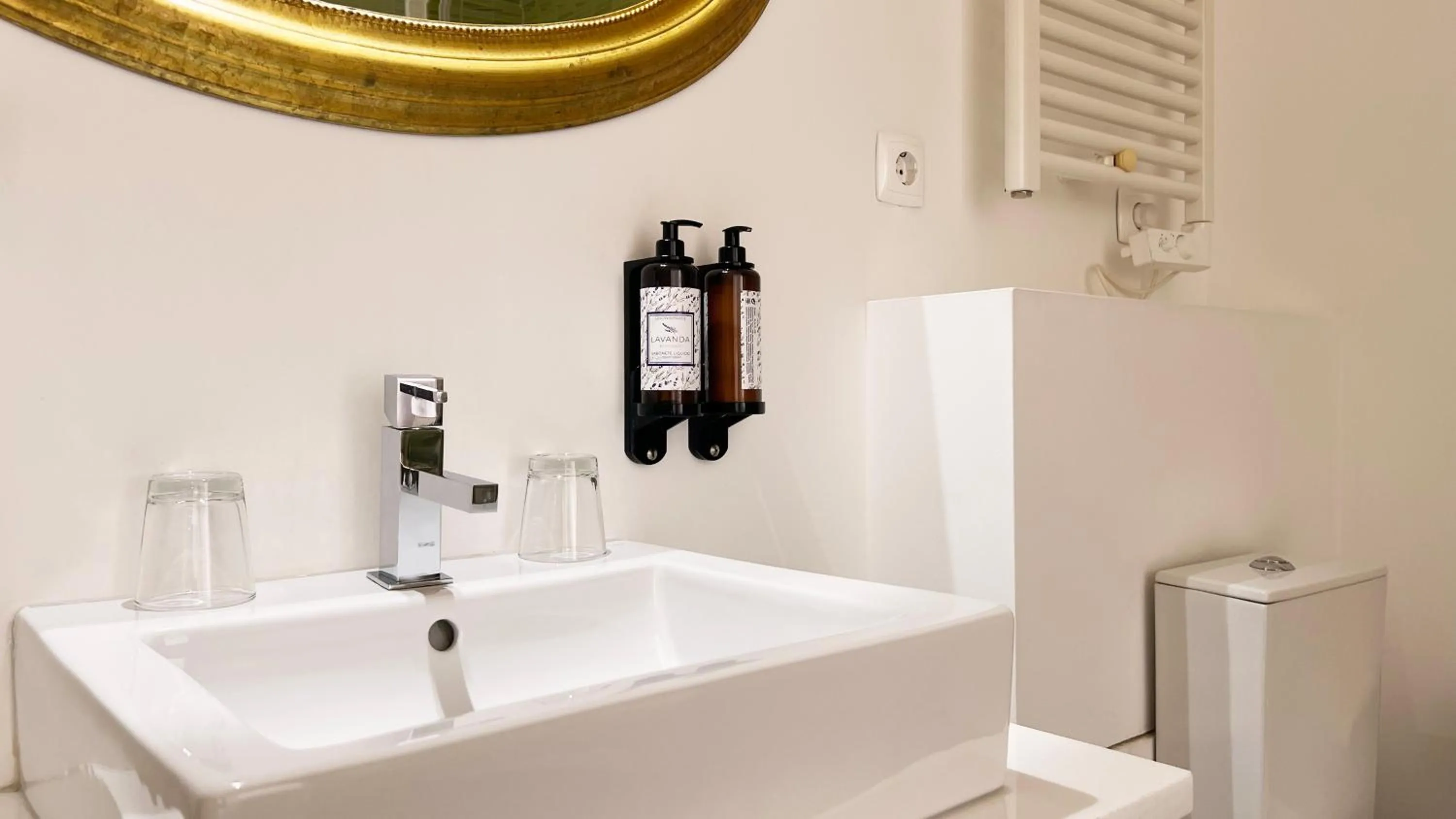 Bathroom in Casa do Bairro by Shiadu