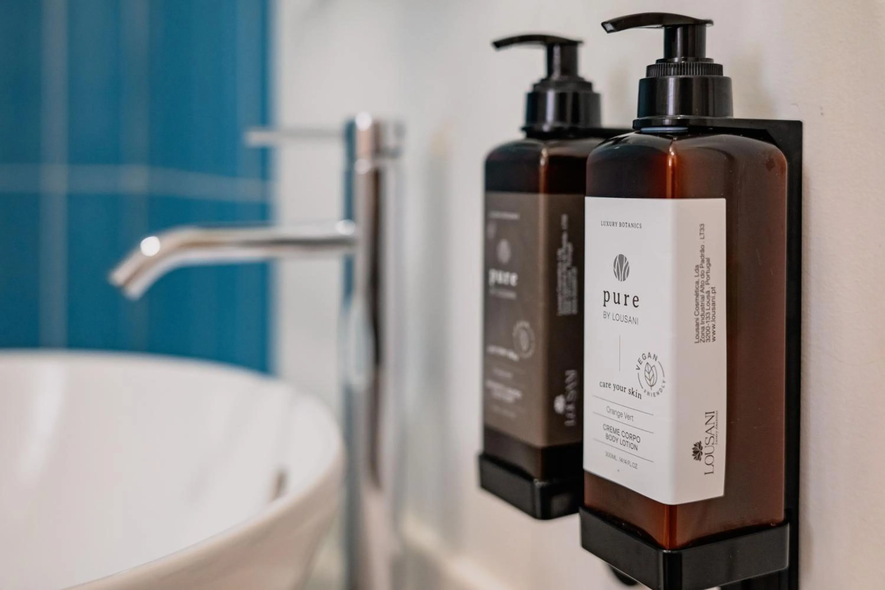 Bathroom in Casa do Bairro by Shiadu