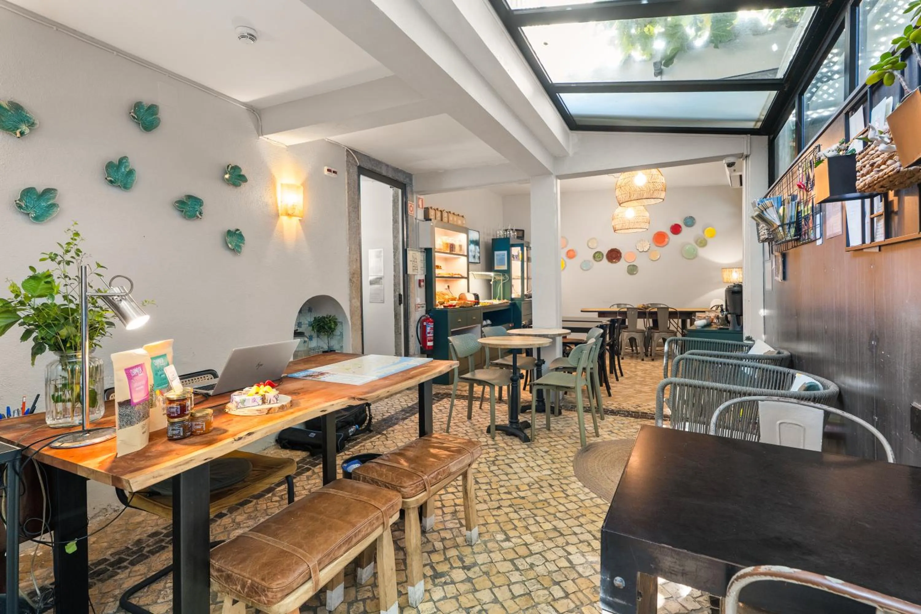 Living room in Casa do Bairro by Shiadu