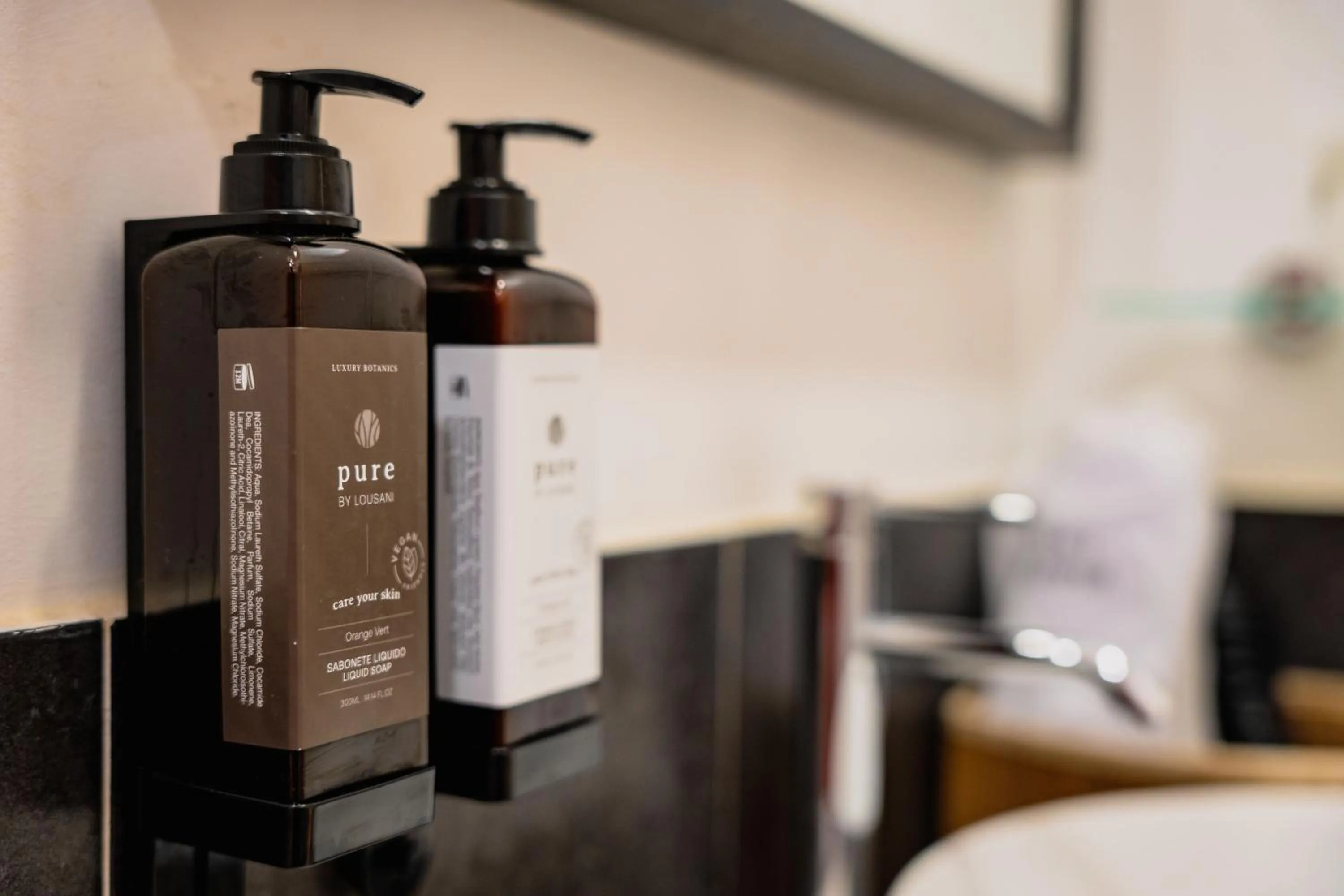 Bathroom in Casa do Bairro by Shiadu