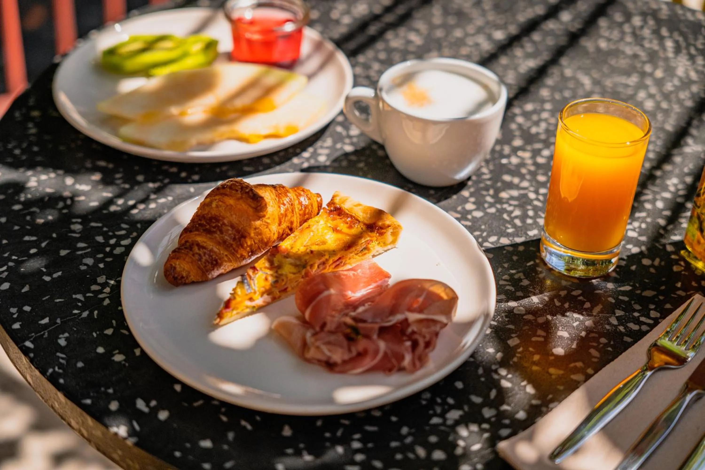 Food and drinks in Casa do Bairro by Shiadu