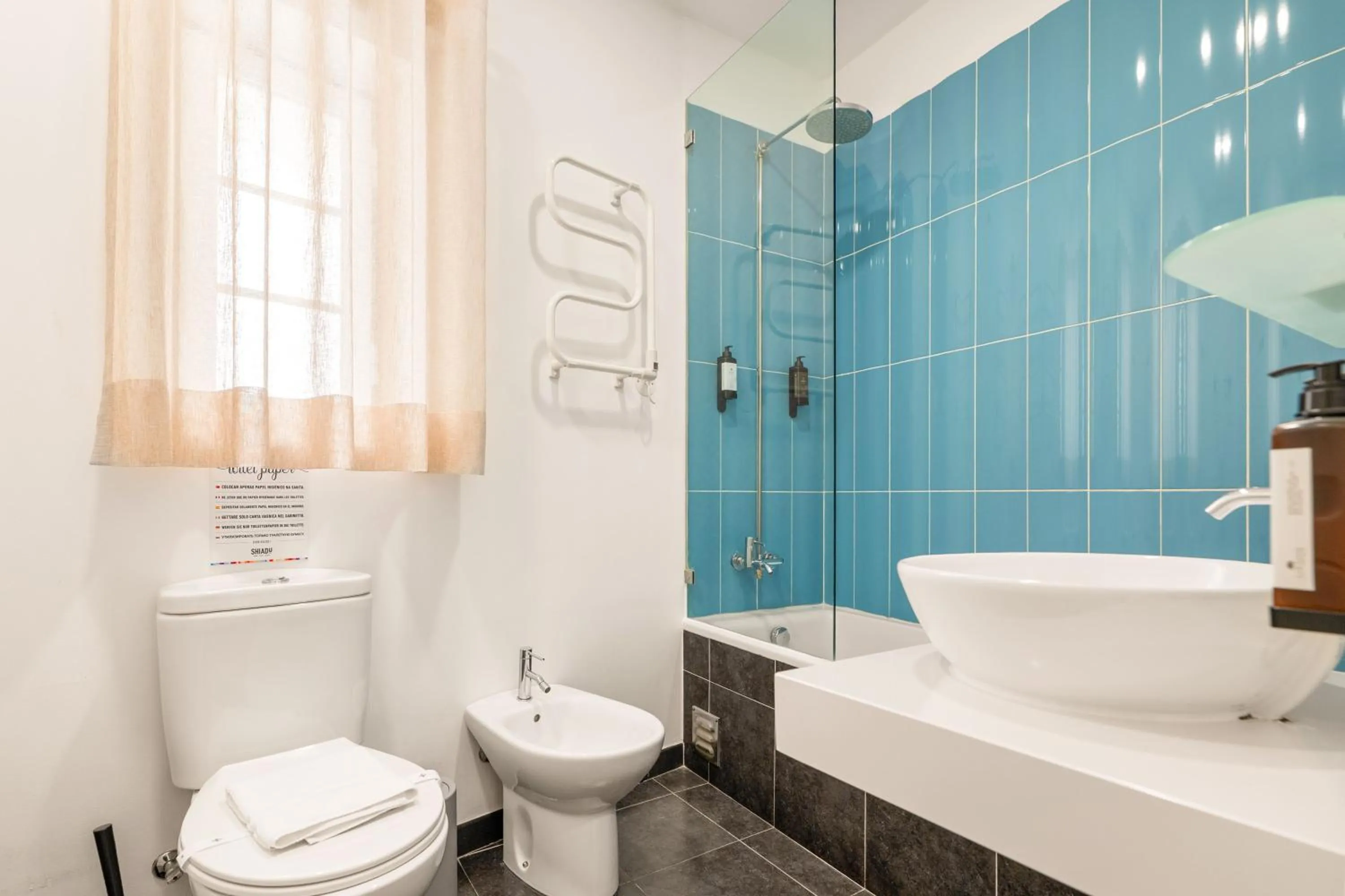 Bathroom in Casa do Bairro by Shiadu