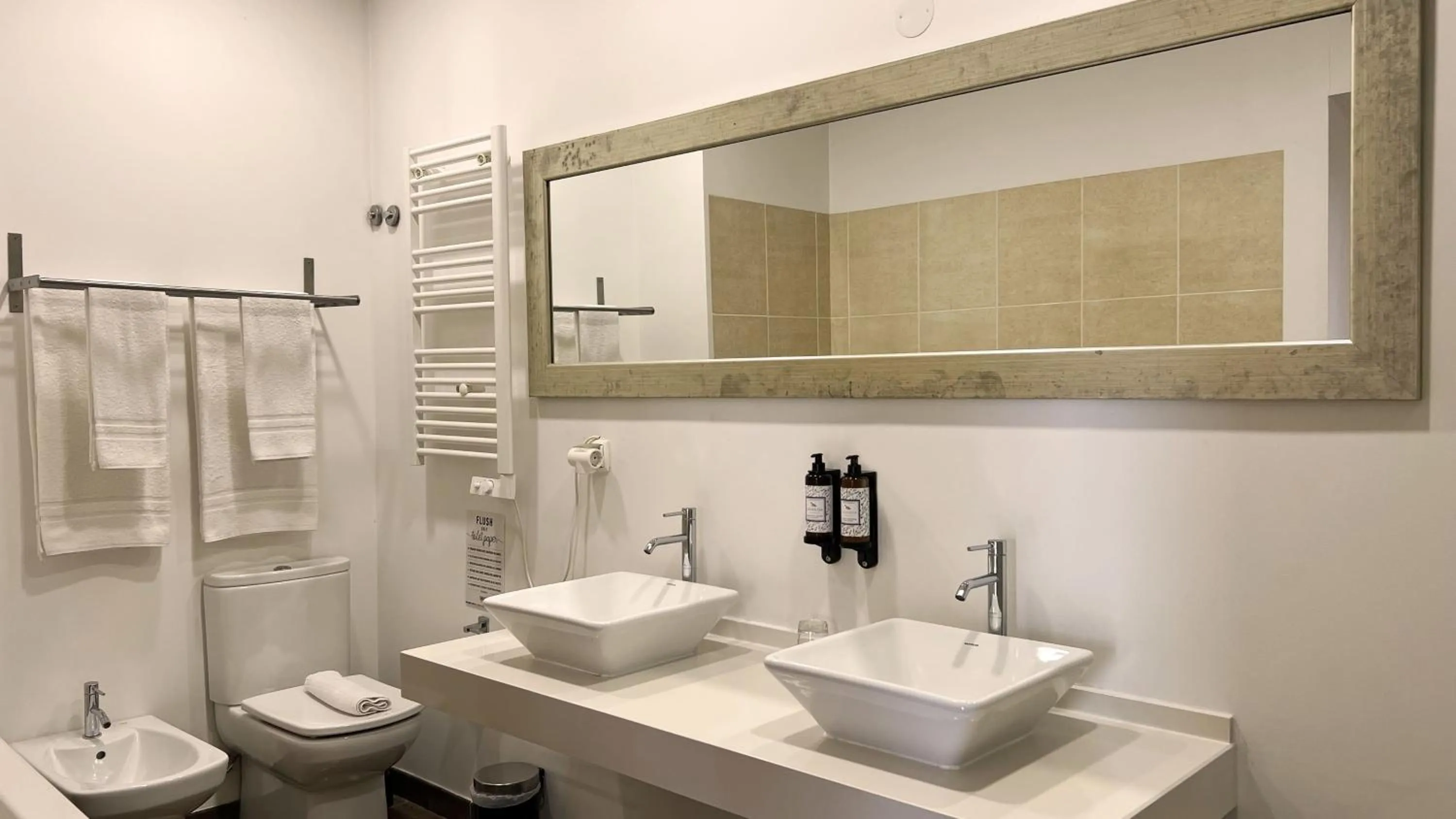 Bathroom in Casa do Bairro by Shiadu