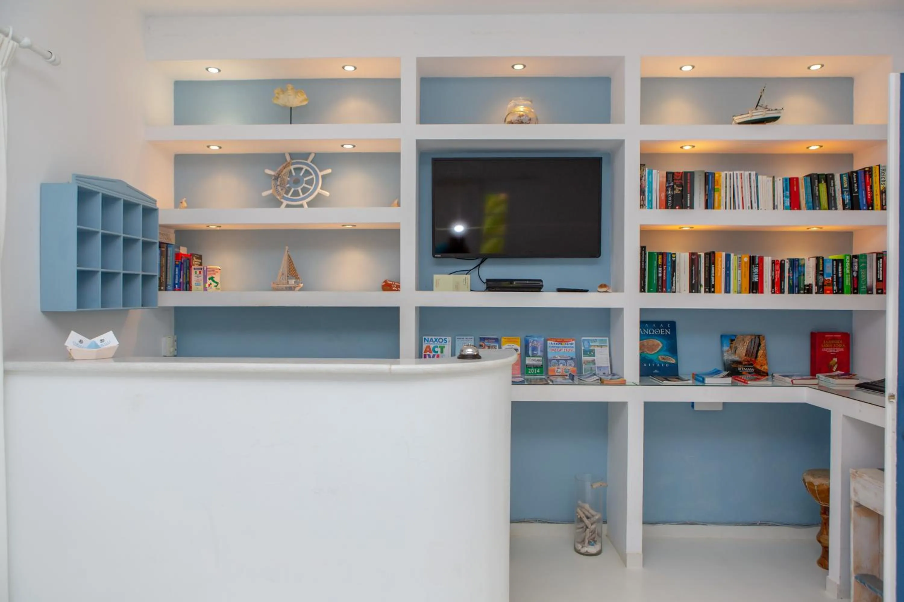 Communal lounge/ TV room in Coralli Beach Apartments