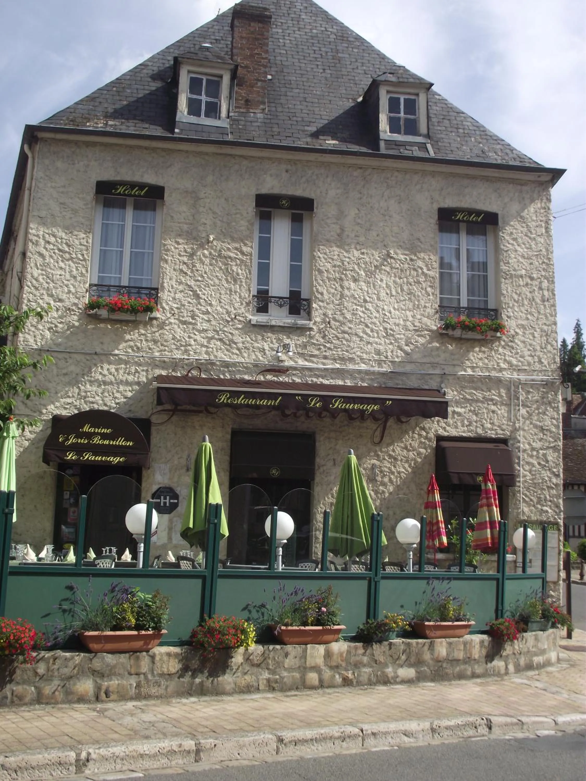 Property building in Le Sauvage