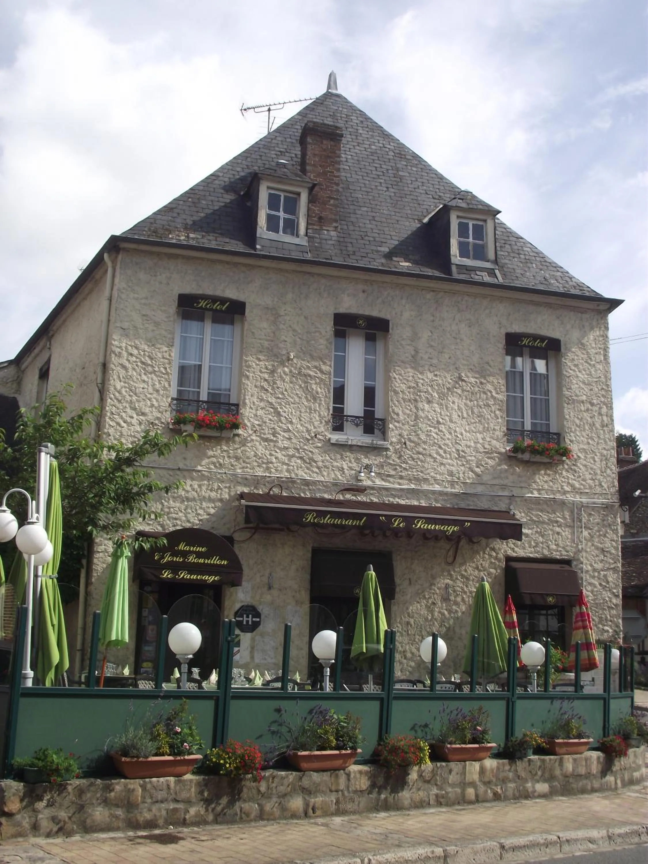 Property building in Le Sauvage