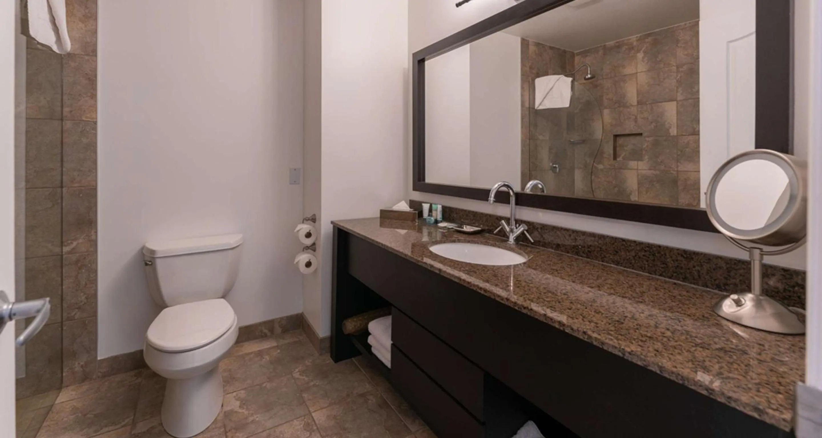 Bathroom in Prestige Rocky Mountain Resort Cranbrook, WorldHotels Crafted