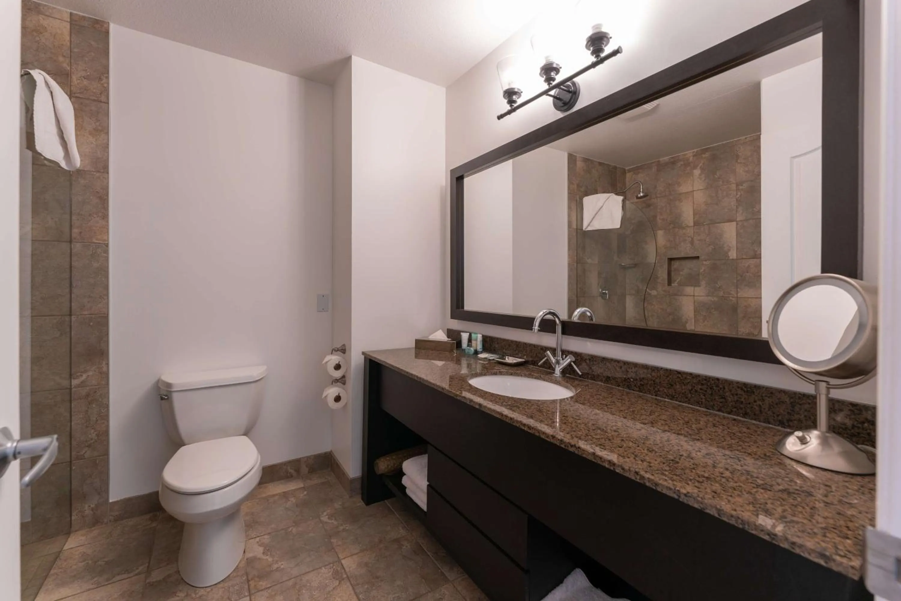 Bathroom in Prestige Rocky Mountain Resort Cranbrook, WorldHotels Crafted