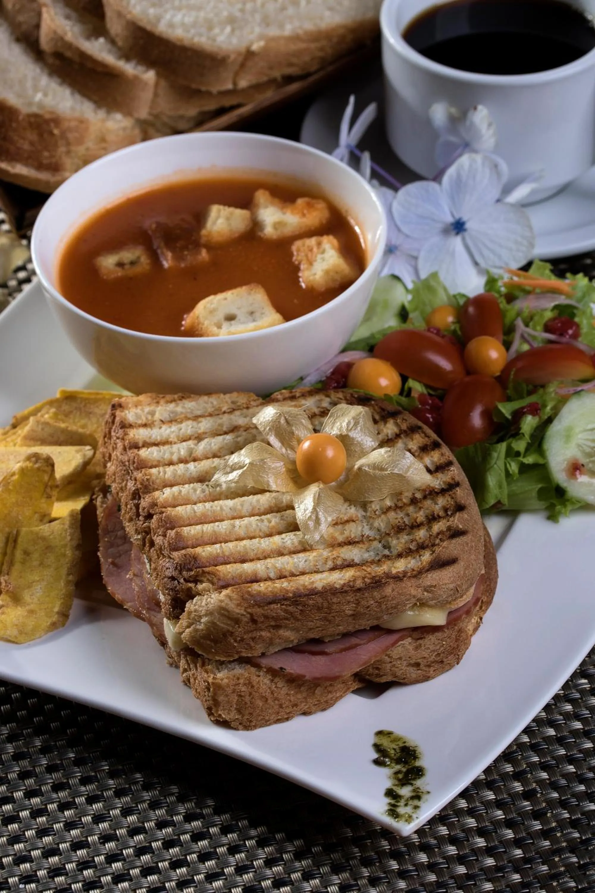 Restaurant/places to eat in Hortensias Chalets Vara blanca