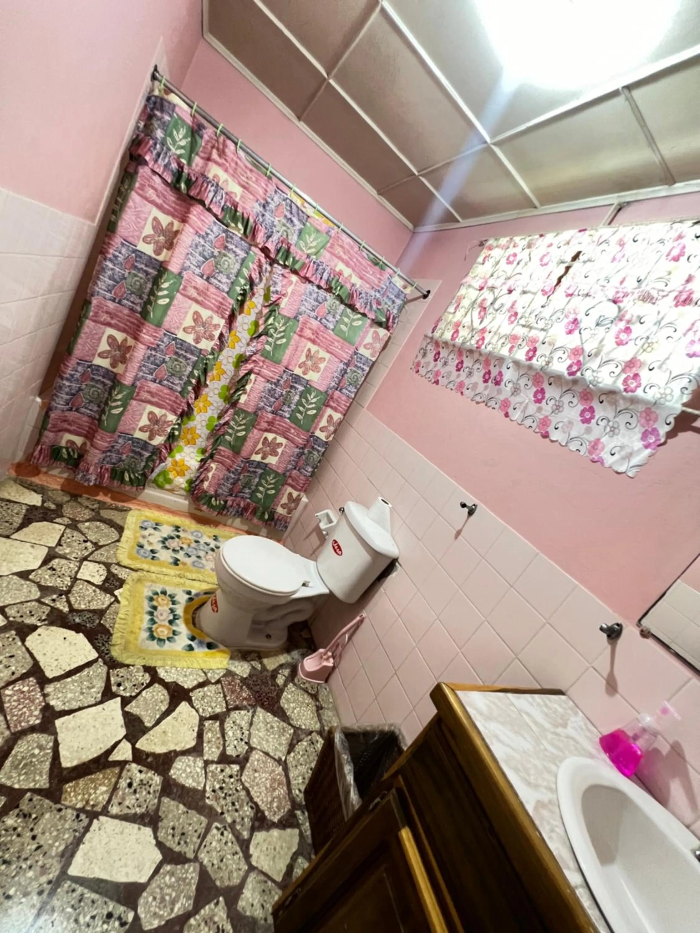 Bathroom in Cozy Family Inn