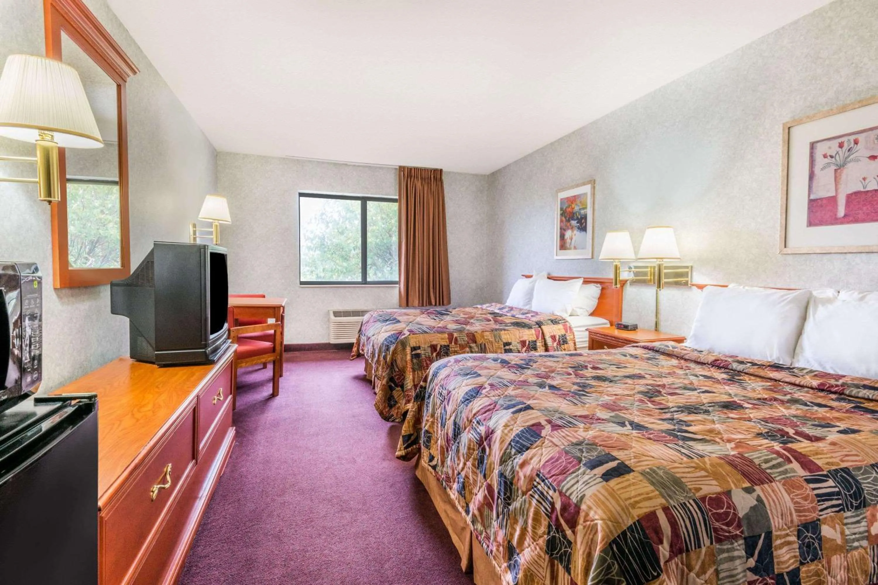Photo of the whole room, Bed in Days Inn by Wyndham Topeka
