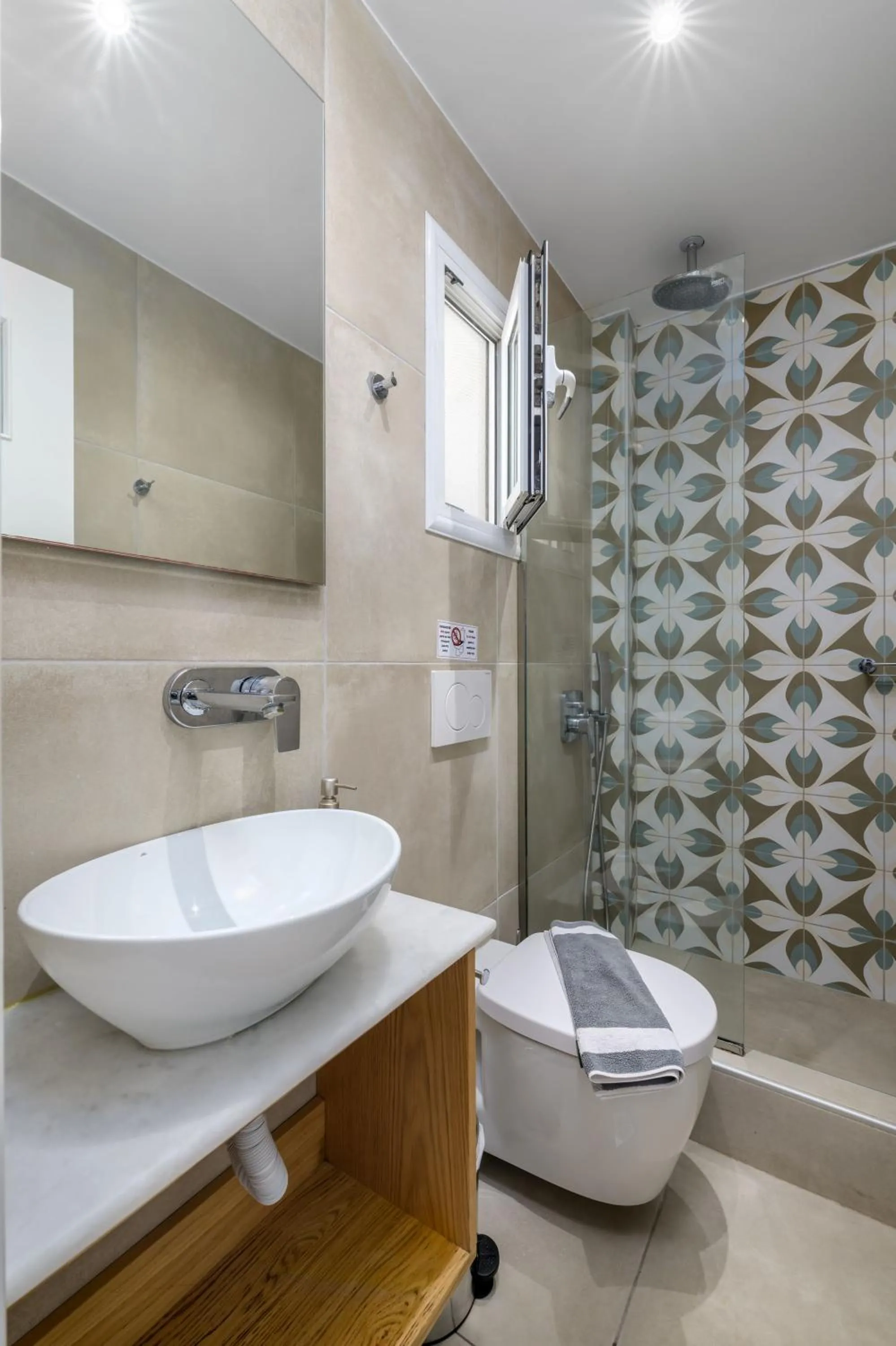 Toilet in Marianna Hotel