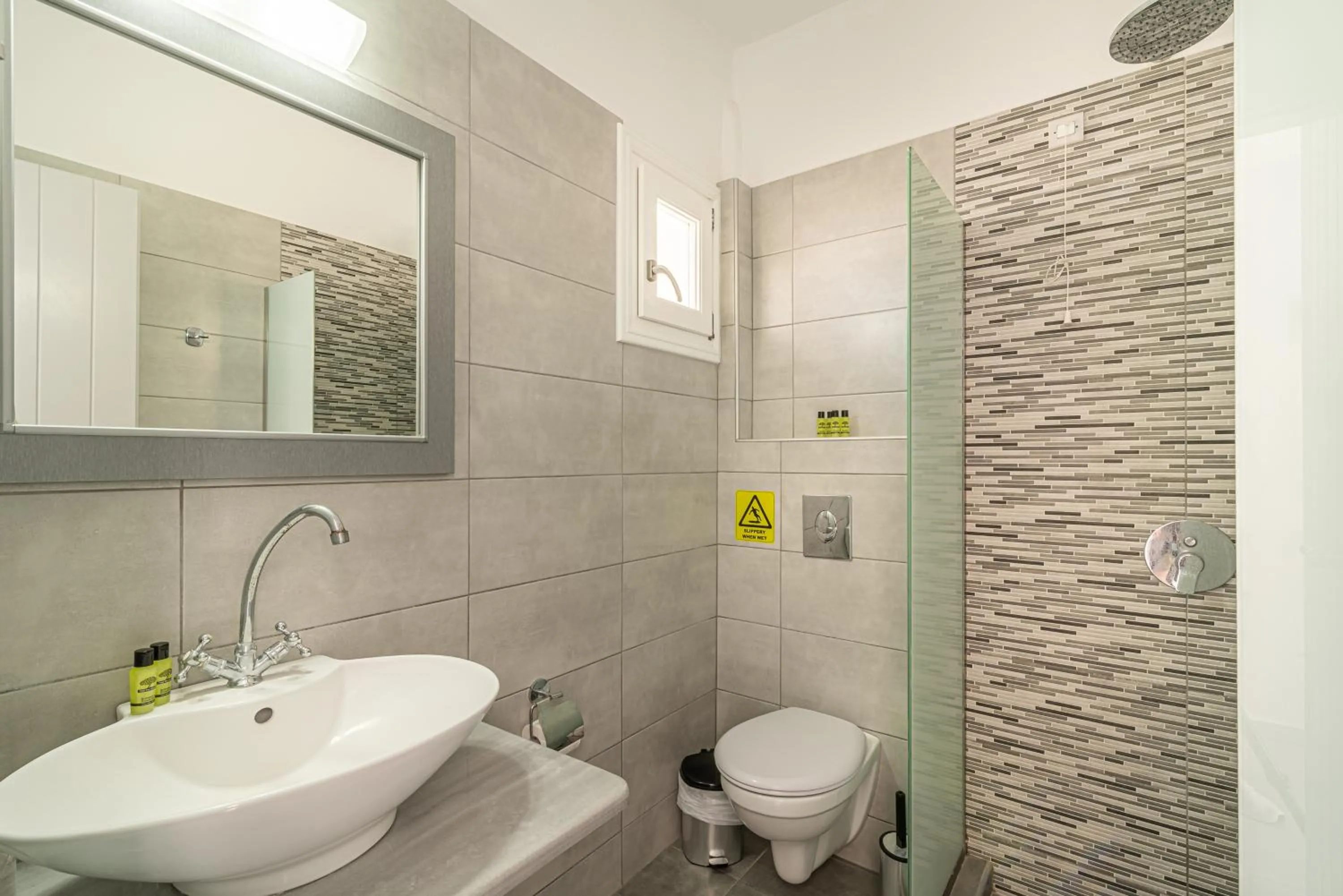 Toilet in Marianna Hotel