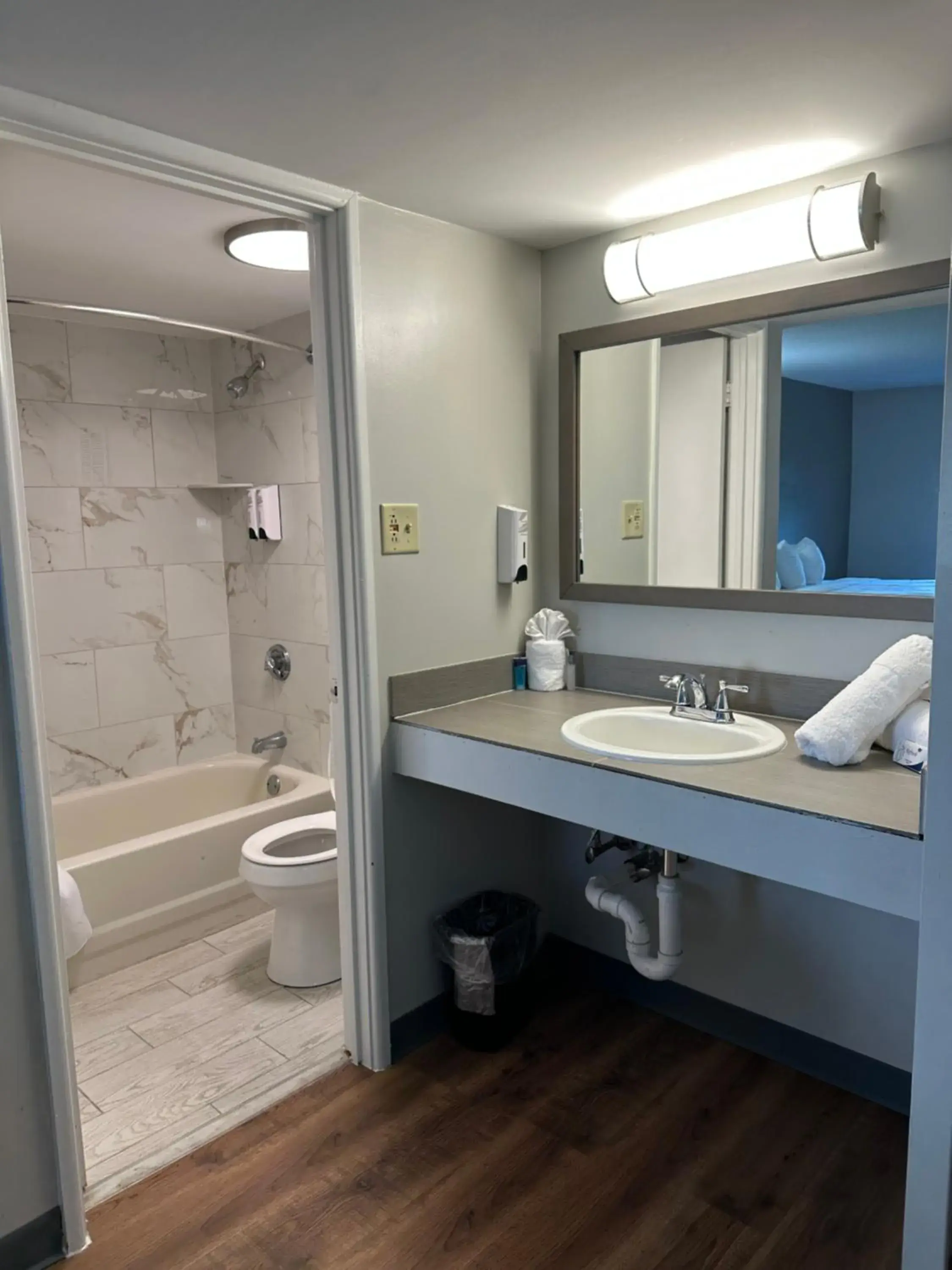 Standard Double Room in Whalers Inn and Suites Standard Double Room in Whalers Inn and Suites