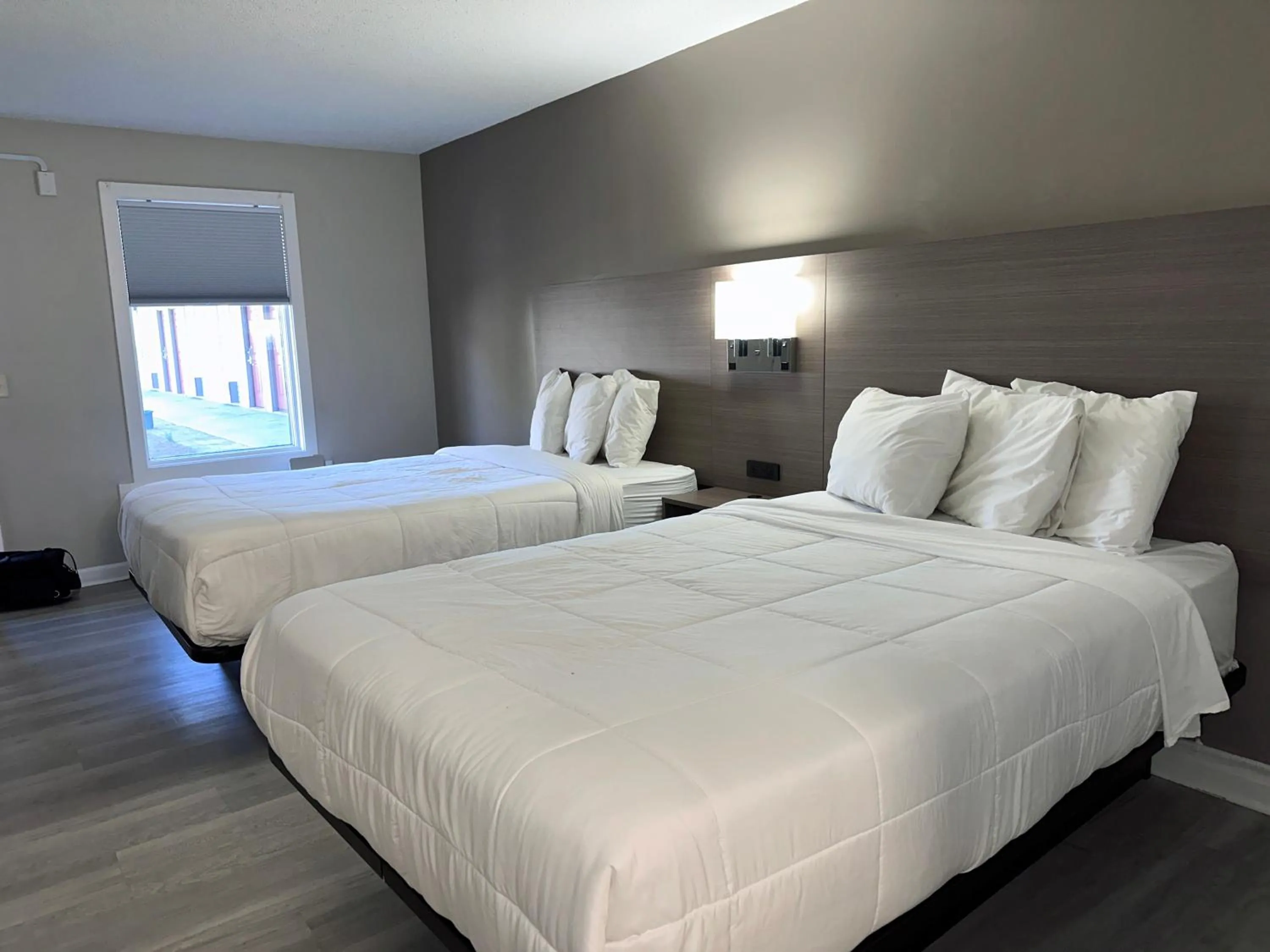 Bed in Whalers Inn and Suites