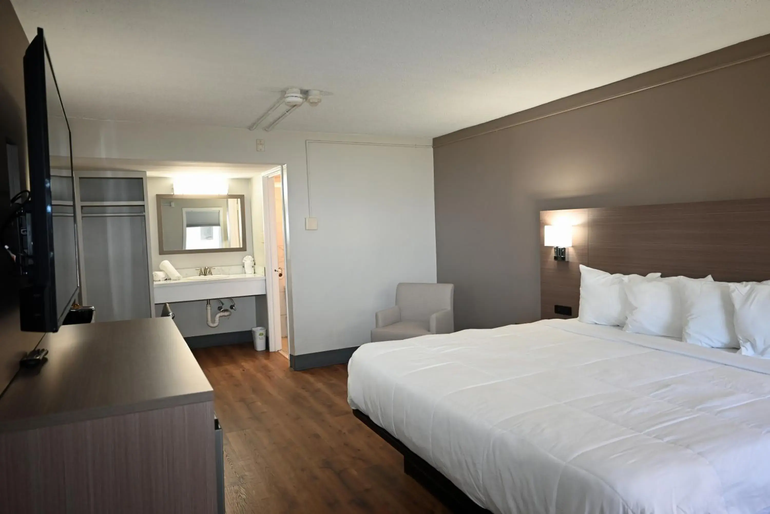 Superior Single Room in Whalers Inn and Suites Superior Single Room in Whalers Inn and Suites