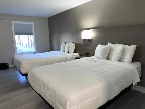 Deluxe Queen Room with Two Queen Beds in Whalers Inn and Suites Deluxe Queen Room with Two Queen Beds in Whalers Inn and Suites