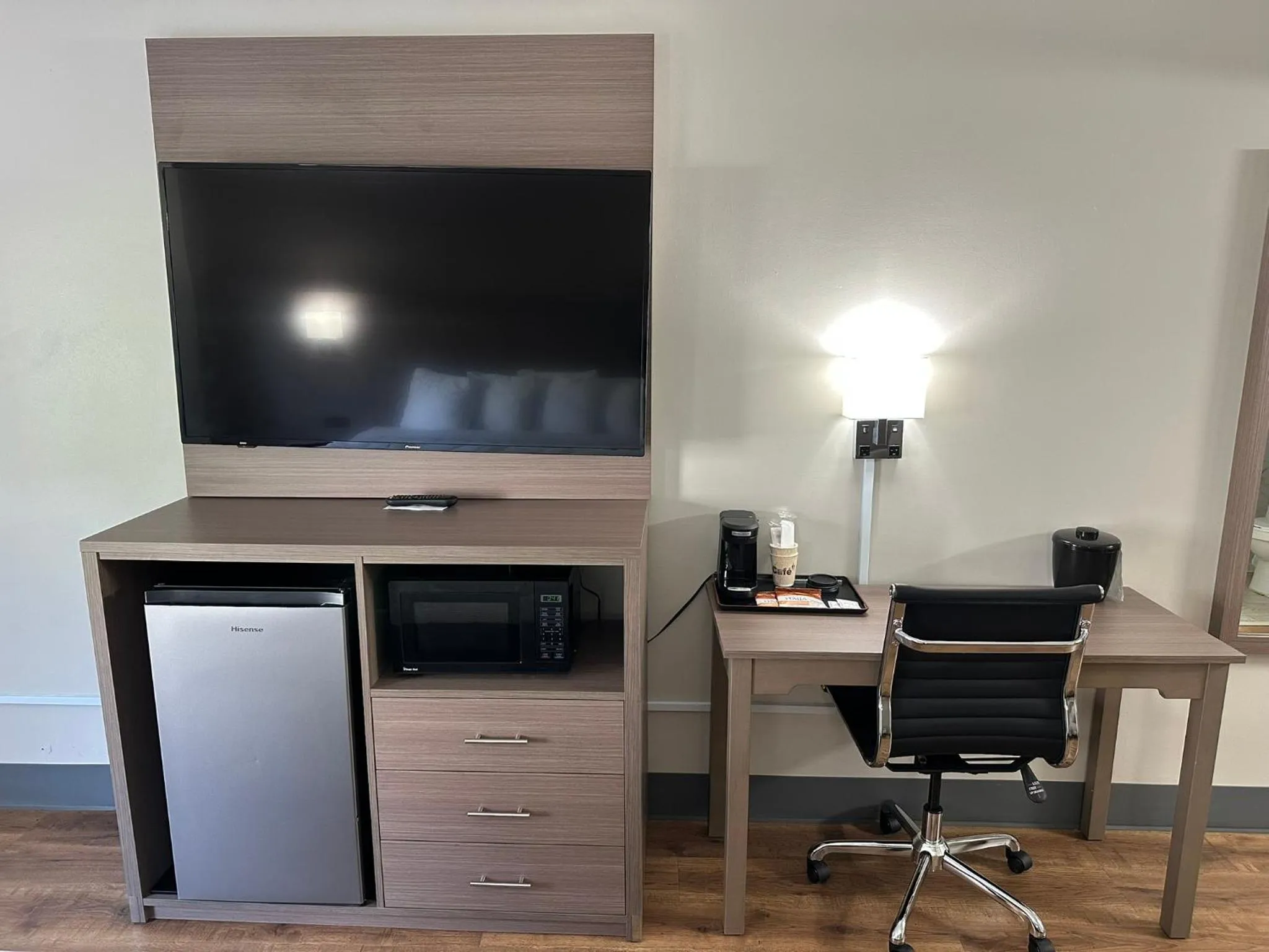 TV and multimedia in Whalers Inn and Suites