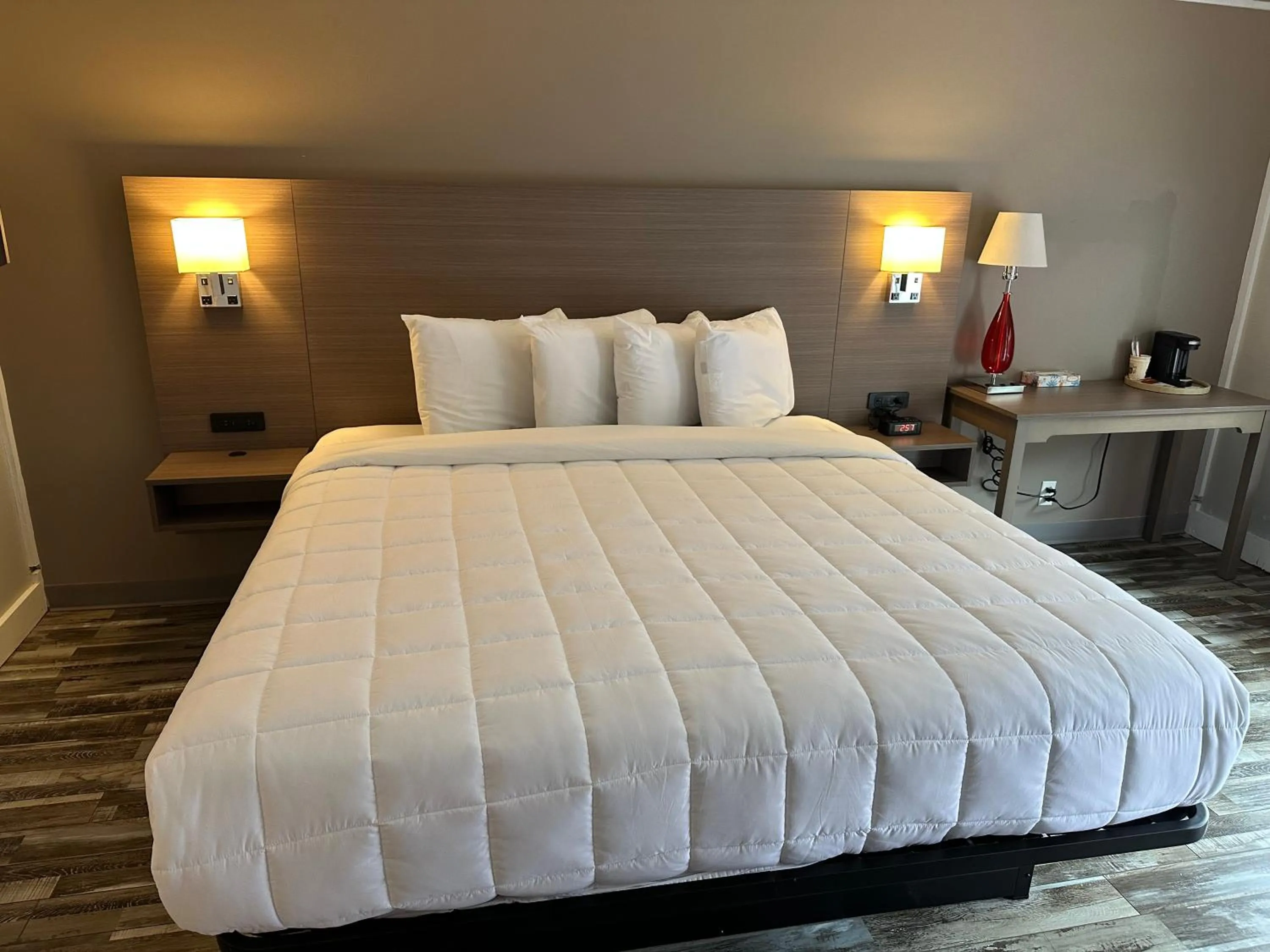 Bed in Whalers Inn and Suites