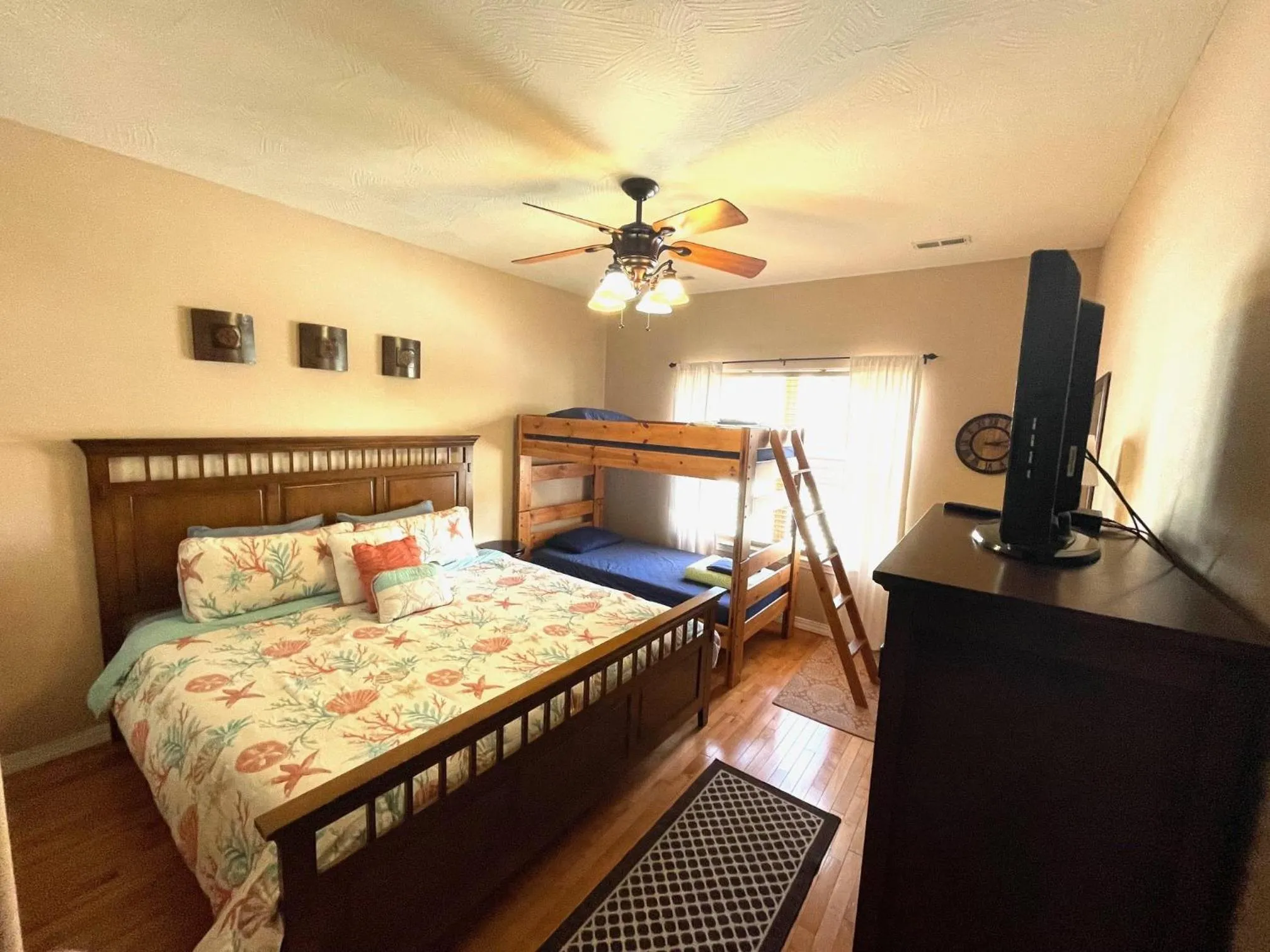 Bed in Rockwood Condos on Table Rock Lake With Boat Slips