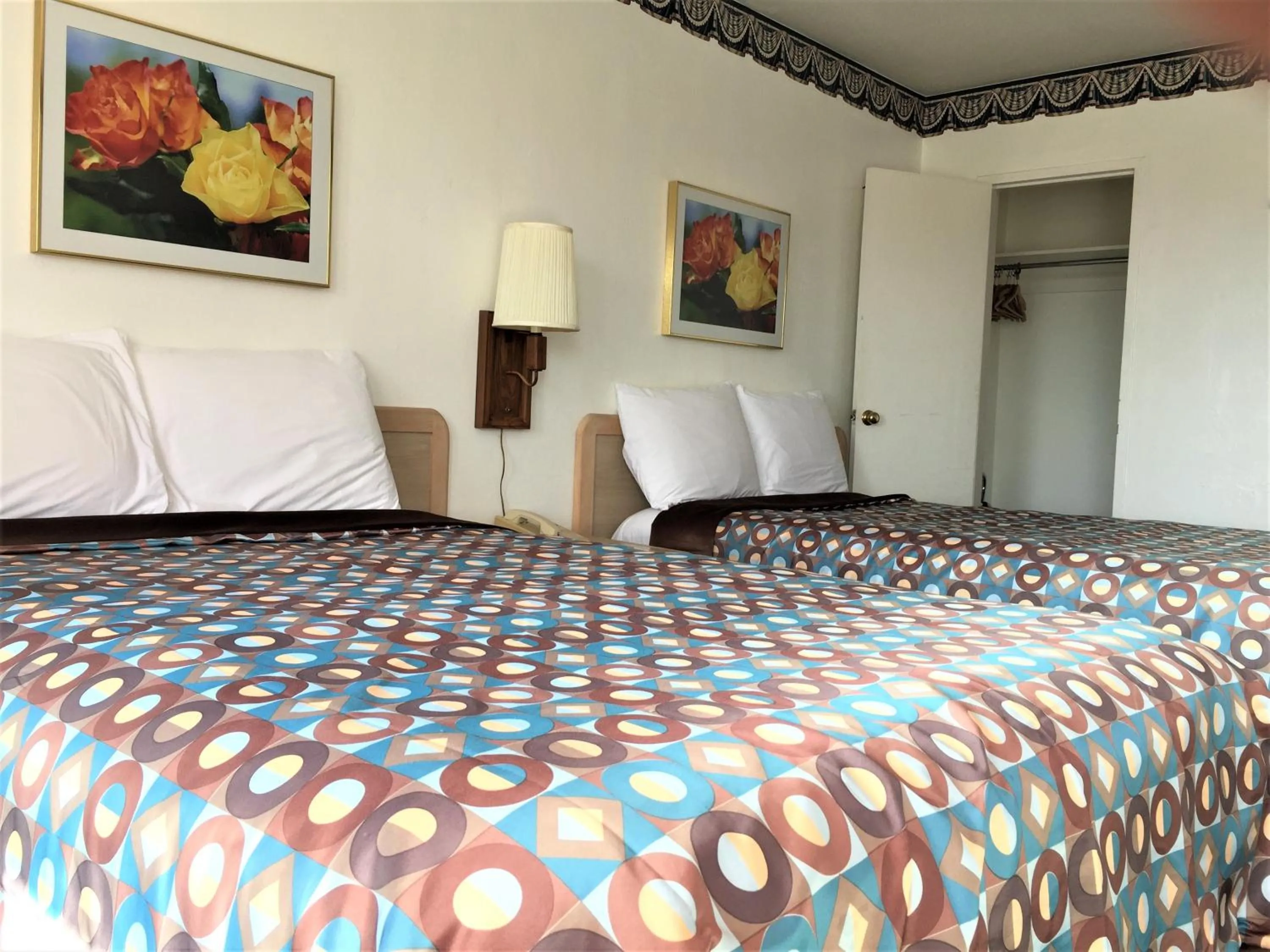 Bedroom, Bed in Ramblin Rose Motel