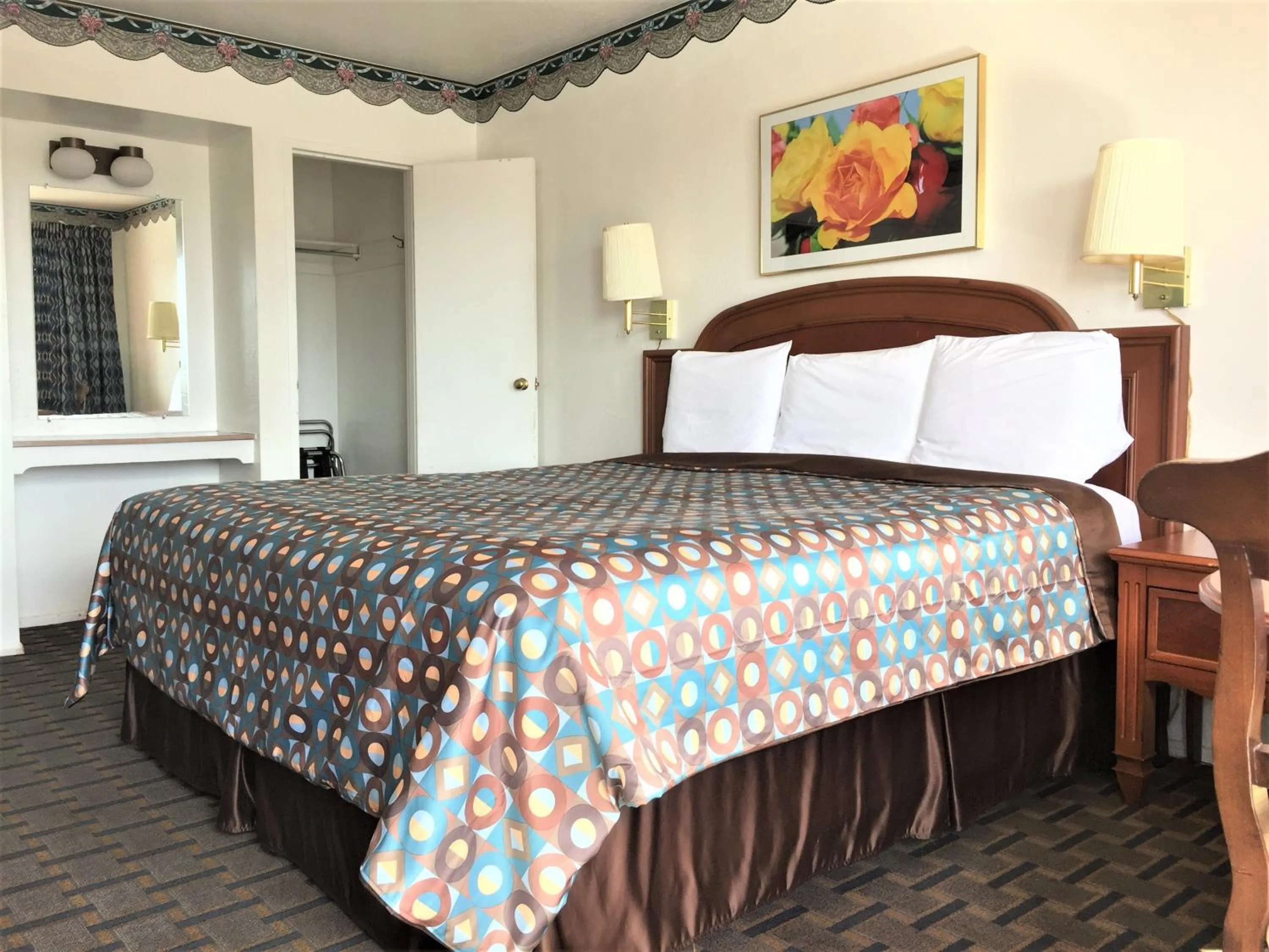 Bed in Ramblin Rose Motel