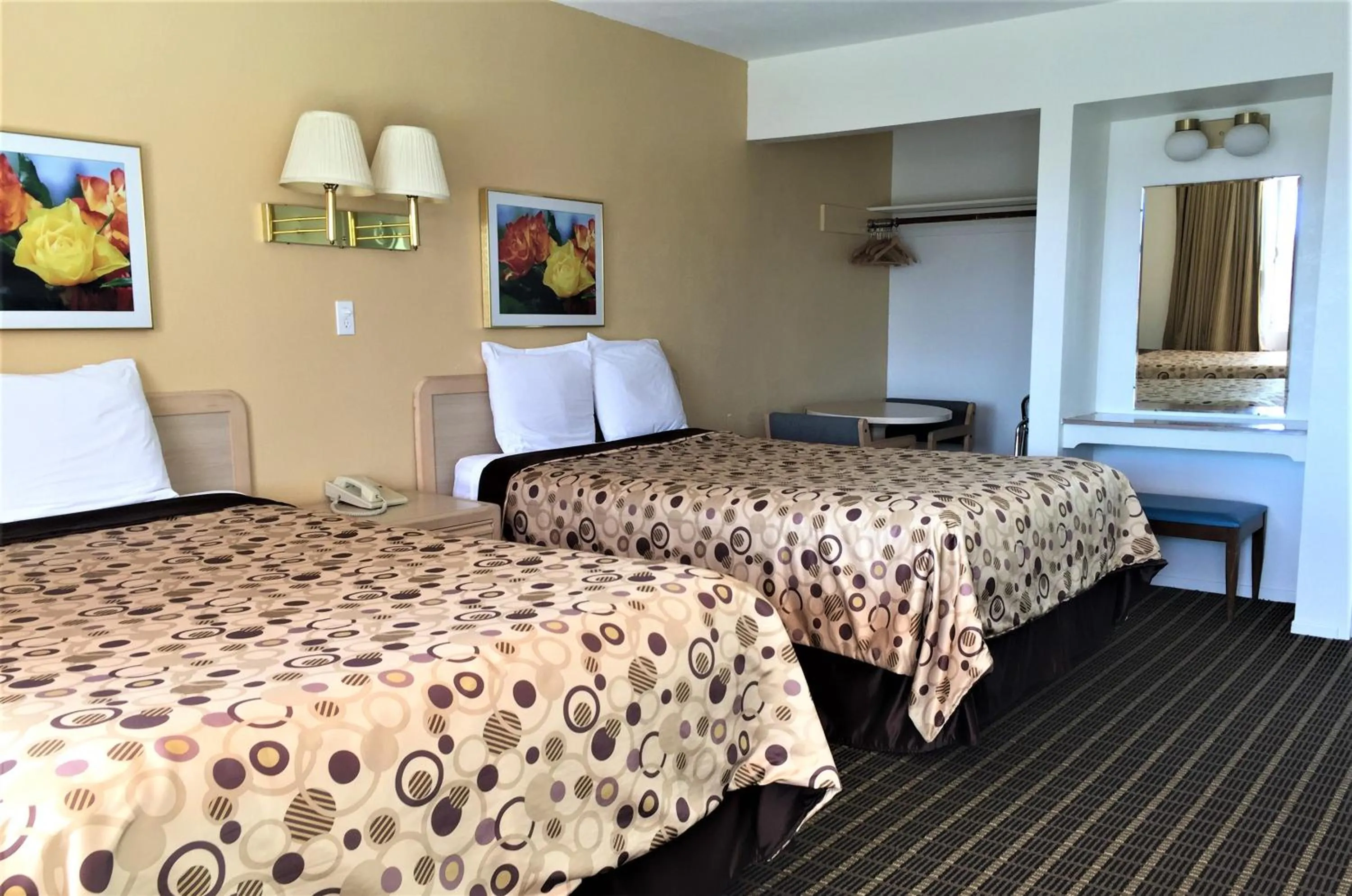 Bed in Ramblin Rose Motel