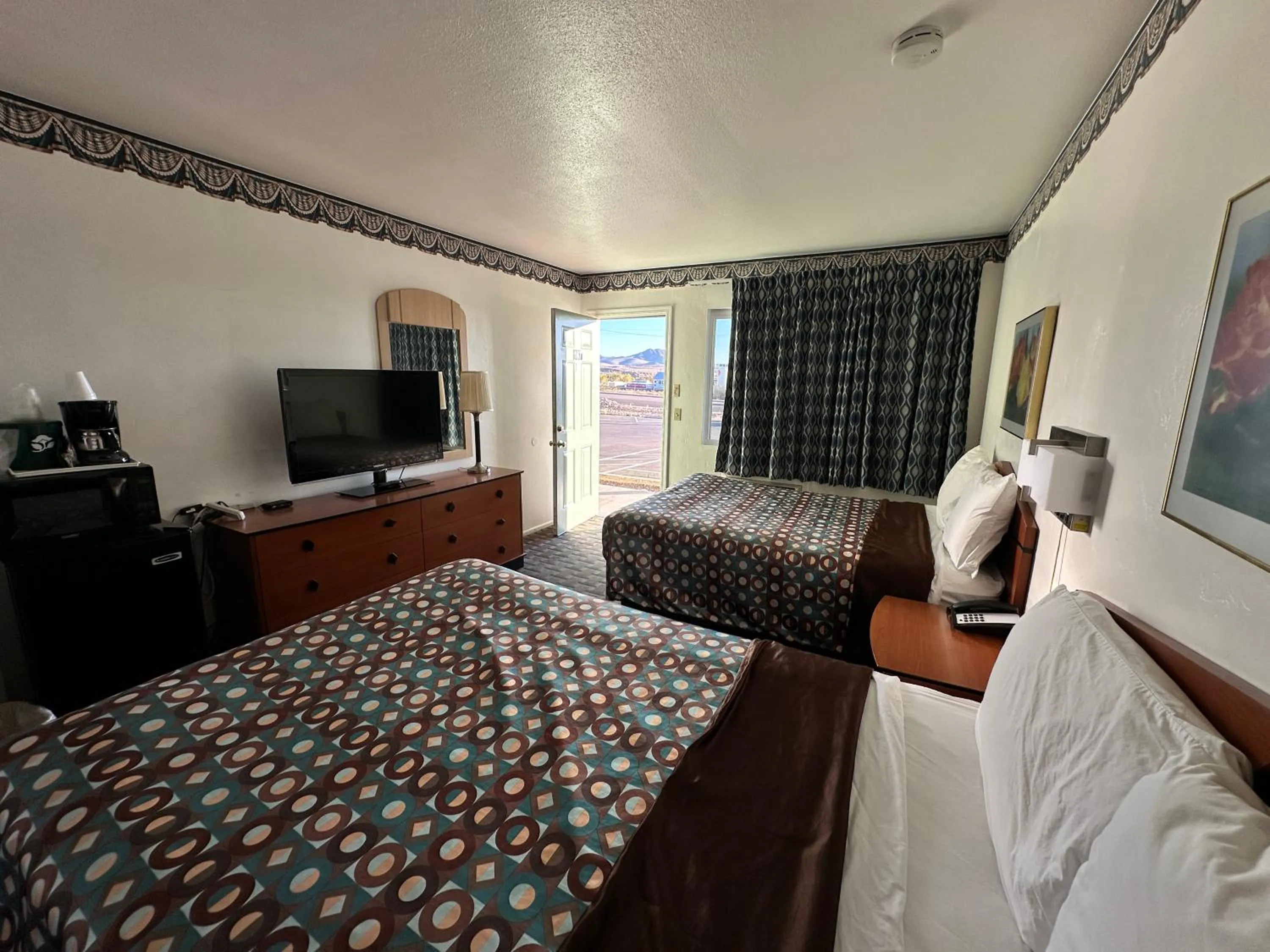 Bed in Ramblin Rose Motel