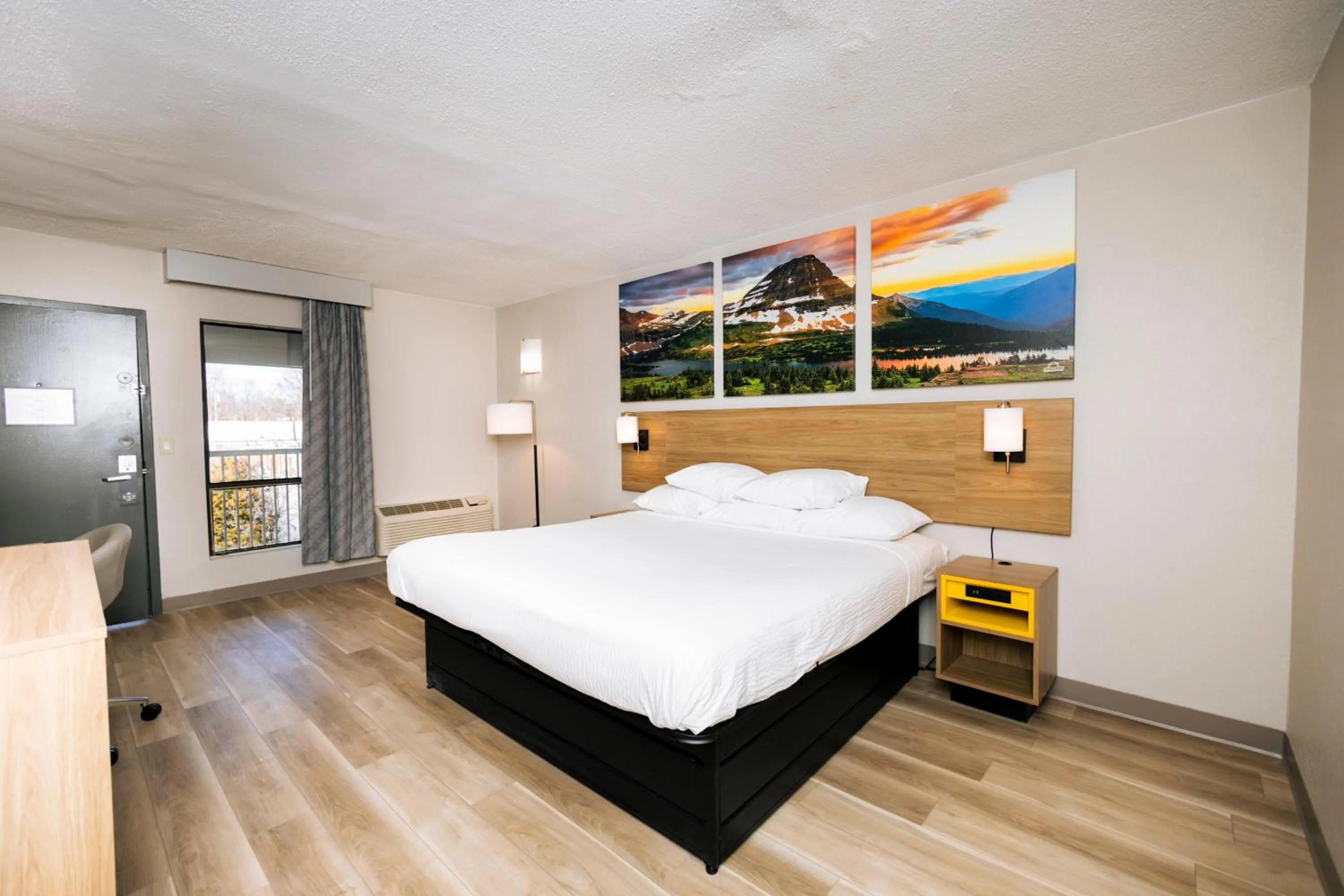 Guests, Bed in Days Inn by Wyndham Cincinnati East