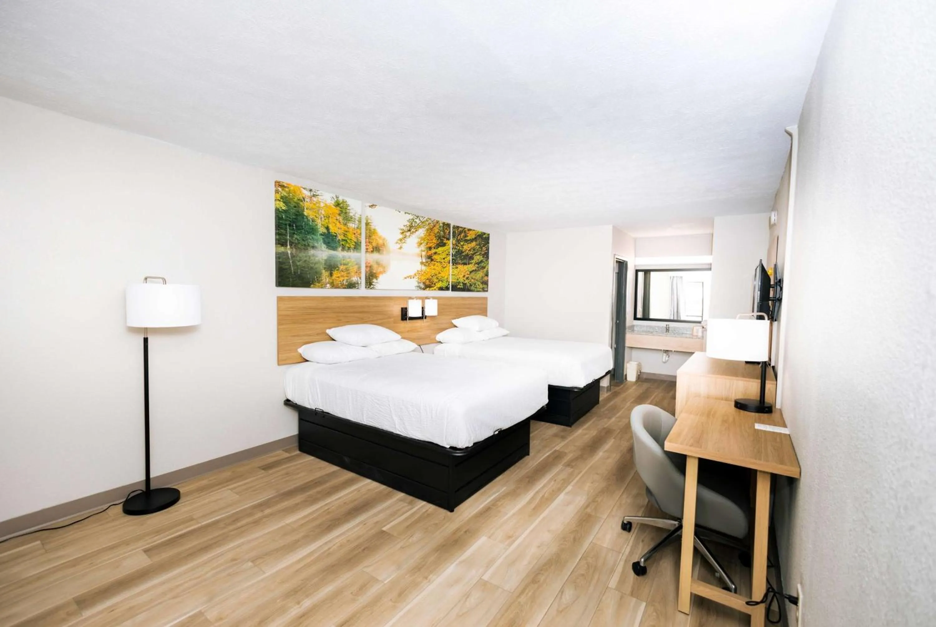 Photo of the whole room, Bed in Days Inn by Wyndham Cincinnati East