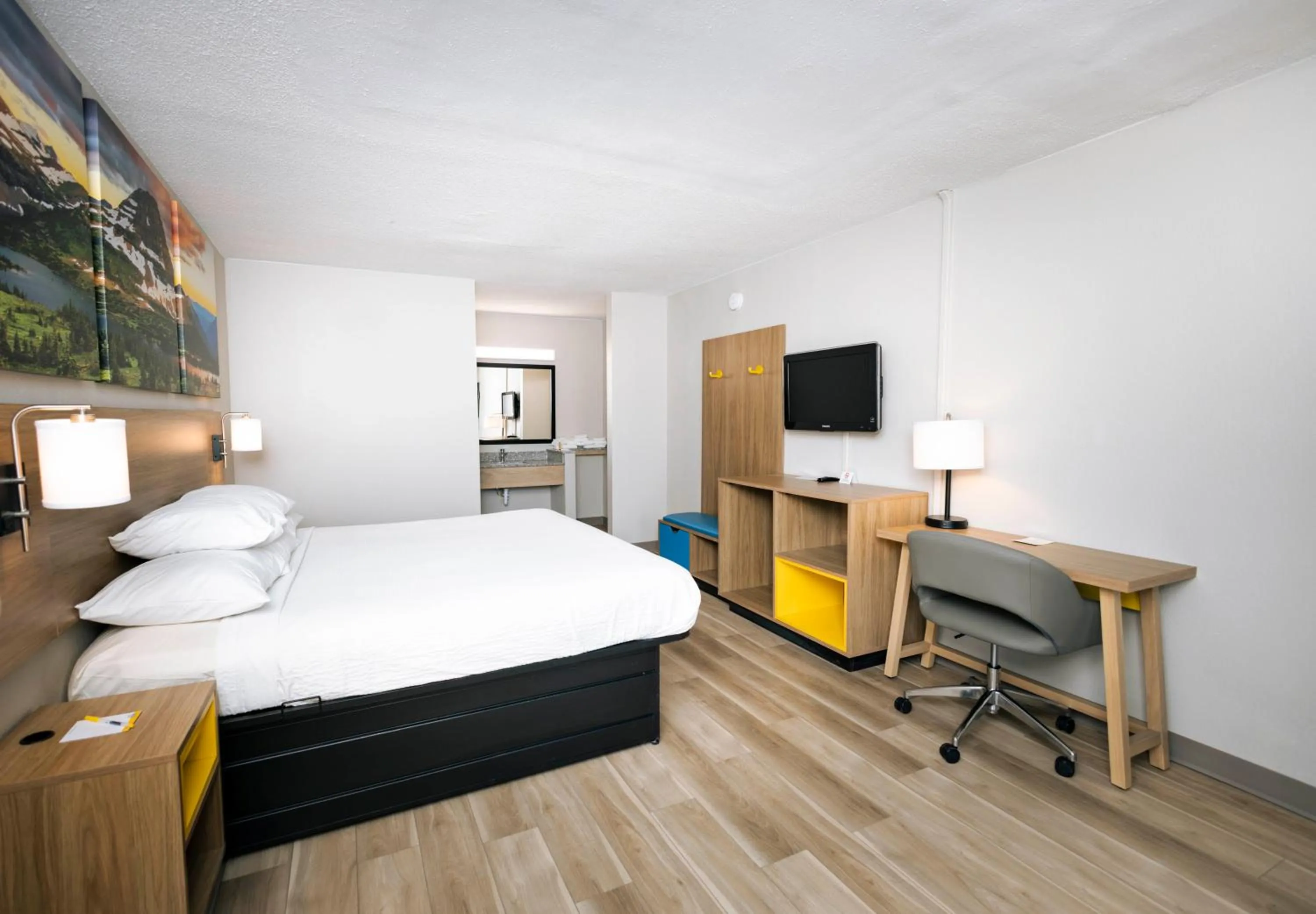 Guests, Bed in Days Inn by Wyndham Cincinnati East