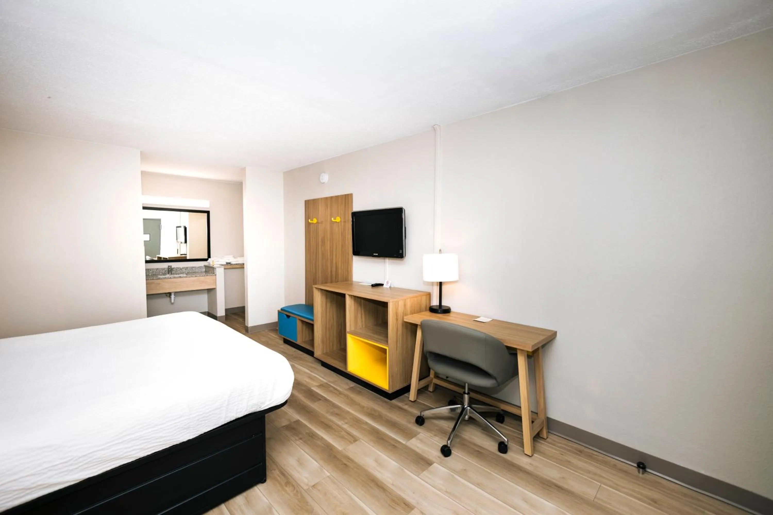 Guests, Bed in Days Inn by Wyndham Cincinnati East