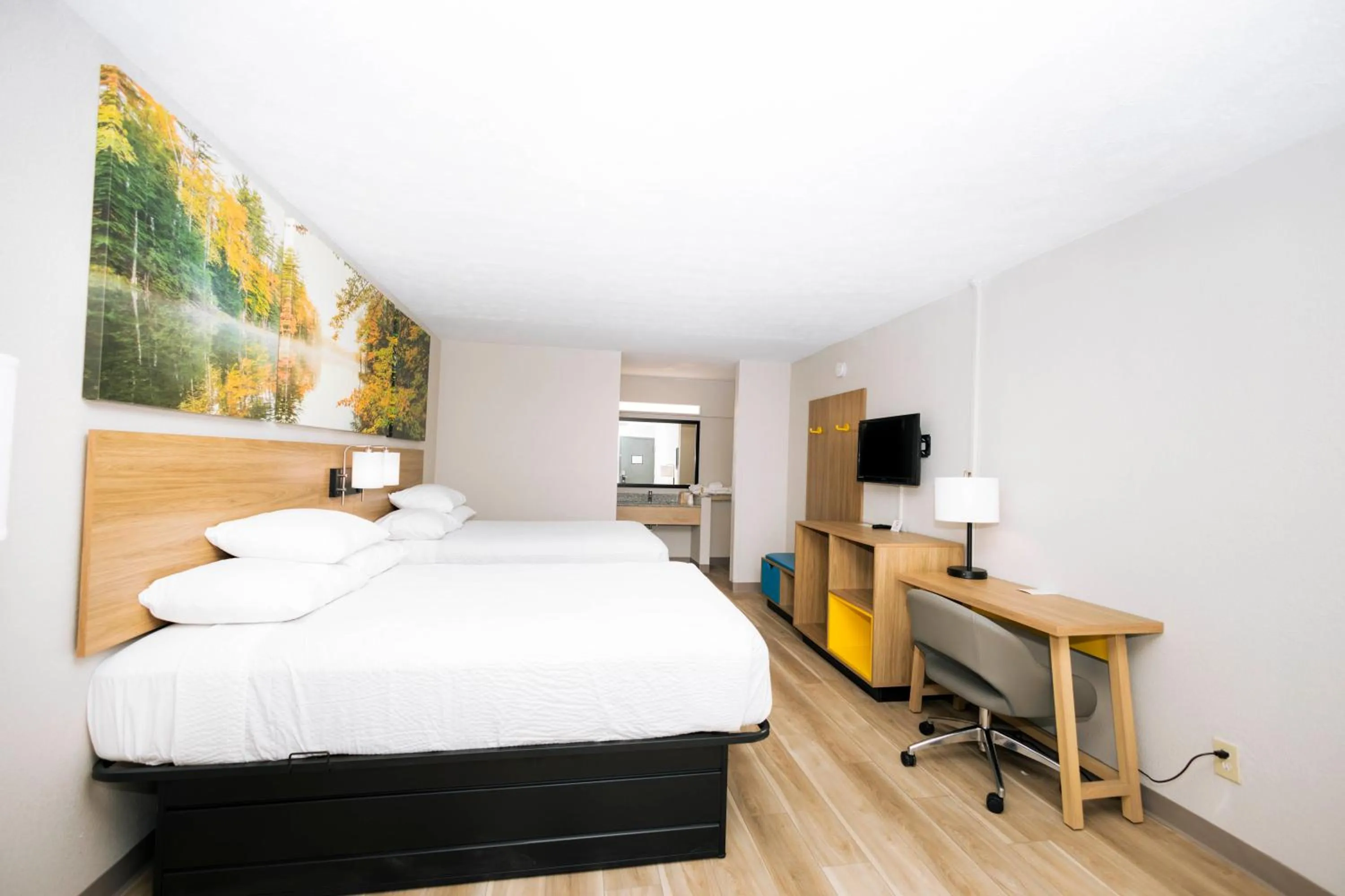 Guests, Bed in Days Inn by Wyndham Cincinnati East