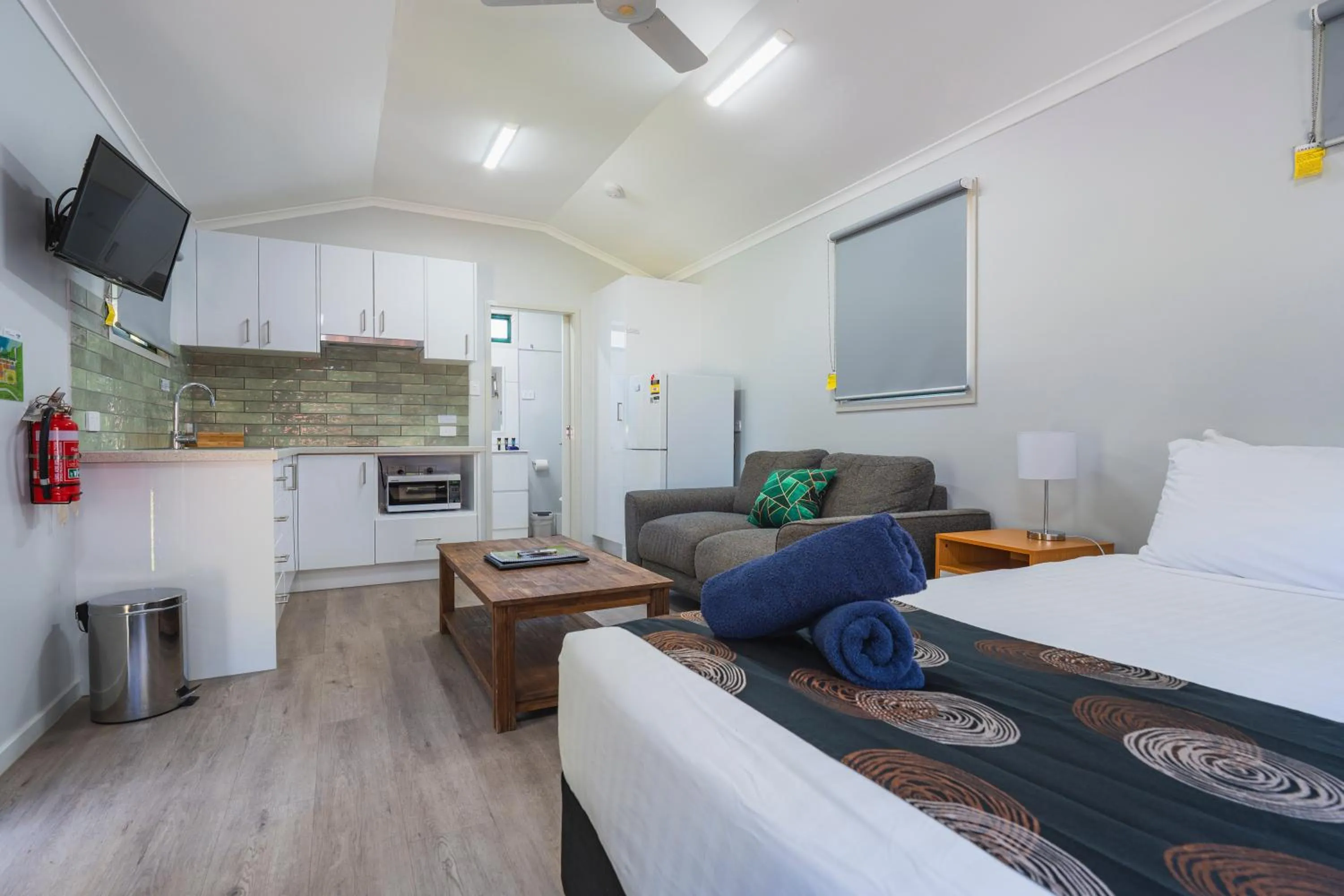 Kitchen or kitchenette, Bed in Kimberleyland Waterfront Holiday Park