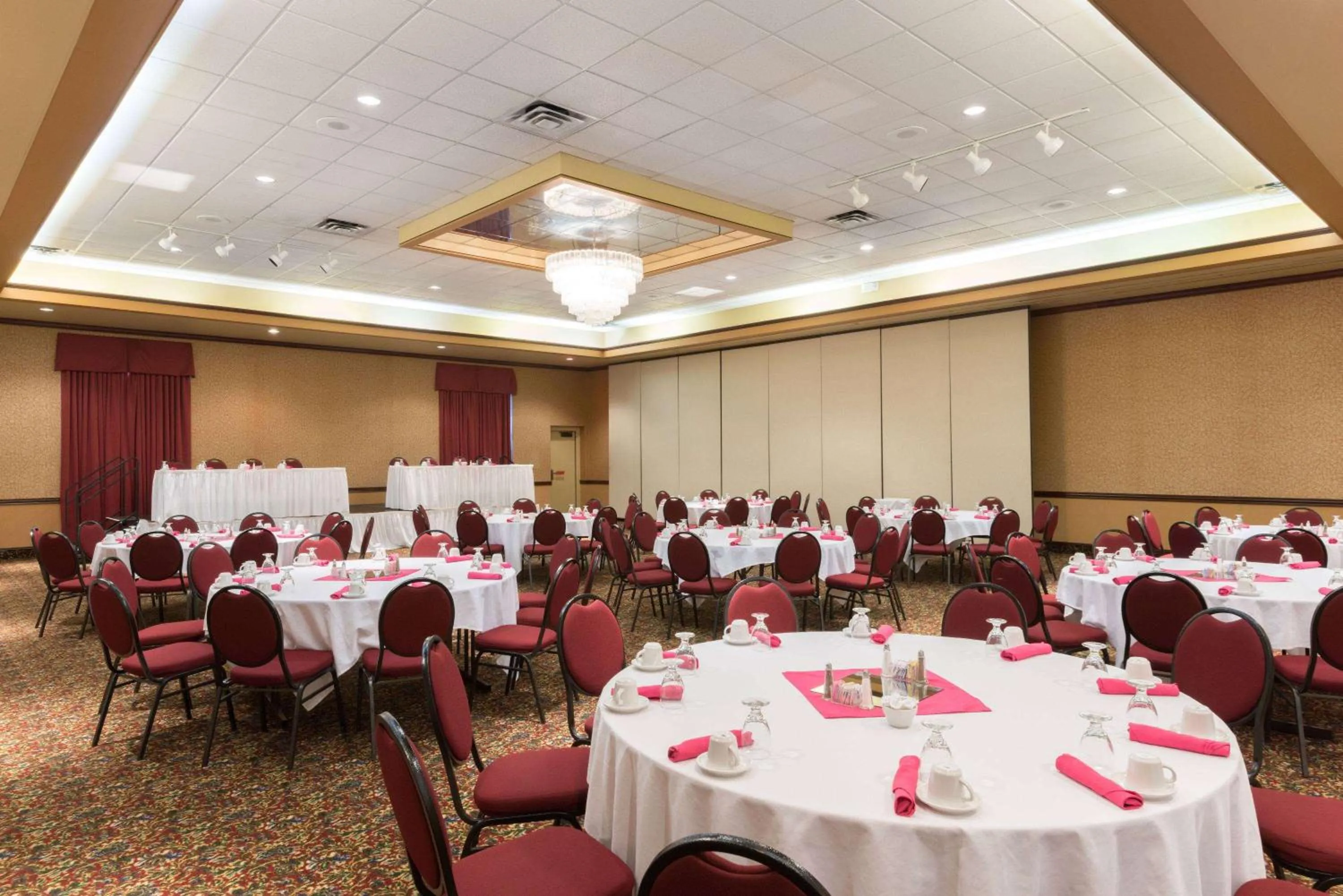 Banquet/Function facilities in Ramada by Wyndham Topeka Downtown Hotel & Convention Center