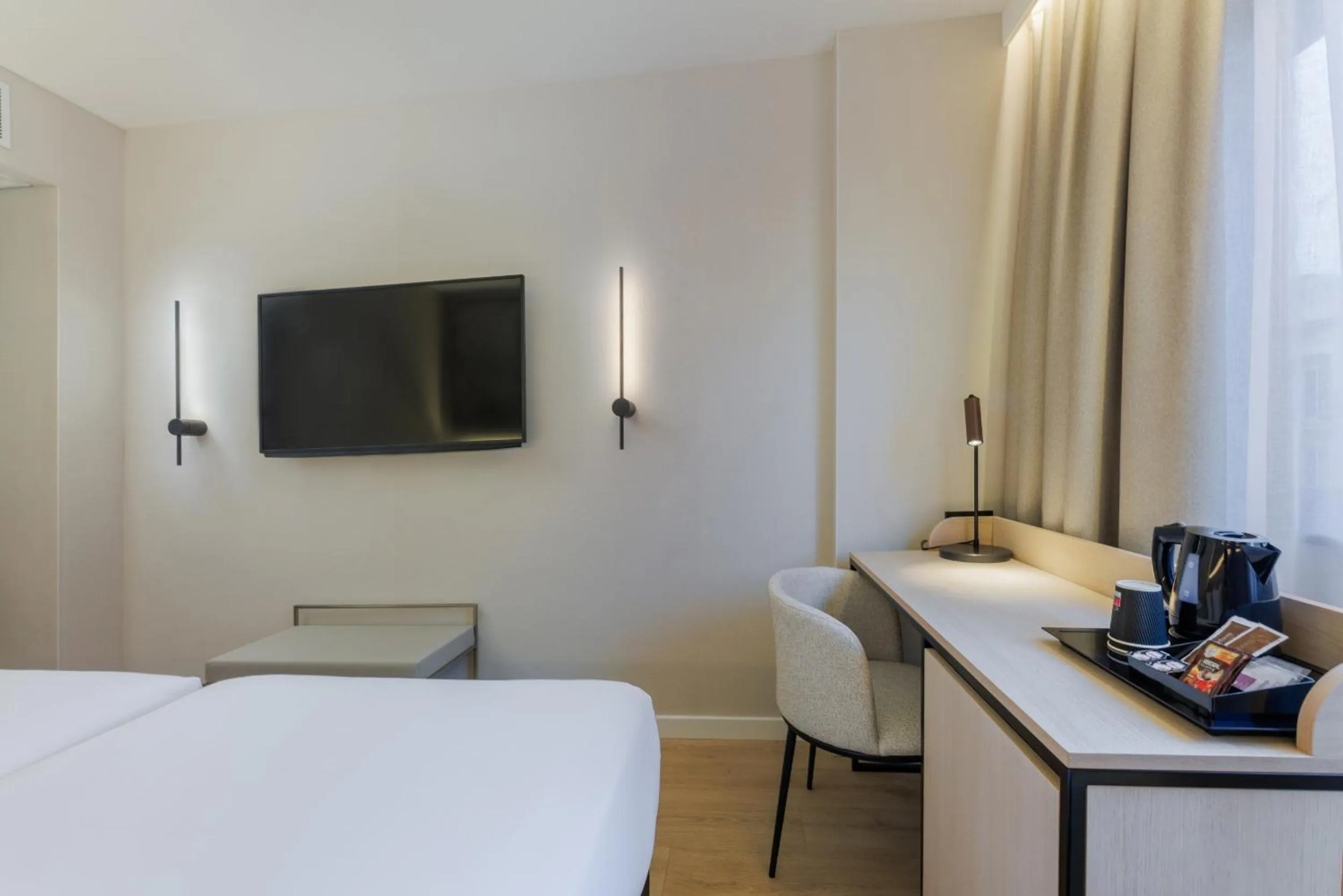 Photo of the whole room, Bed in Hotel Vilamarí