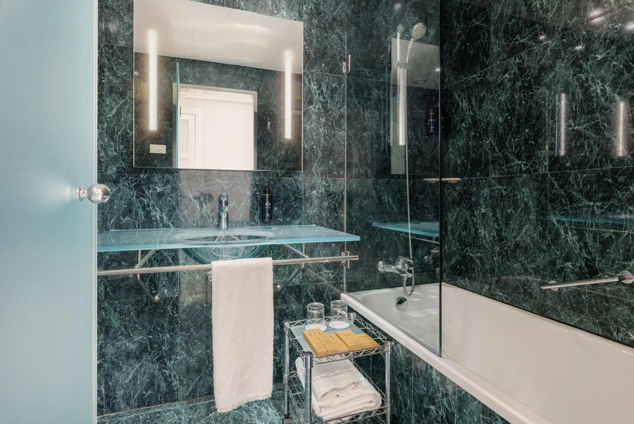 Bathroom in Hotel Vilamarí