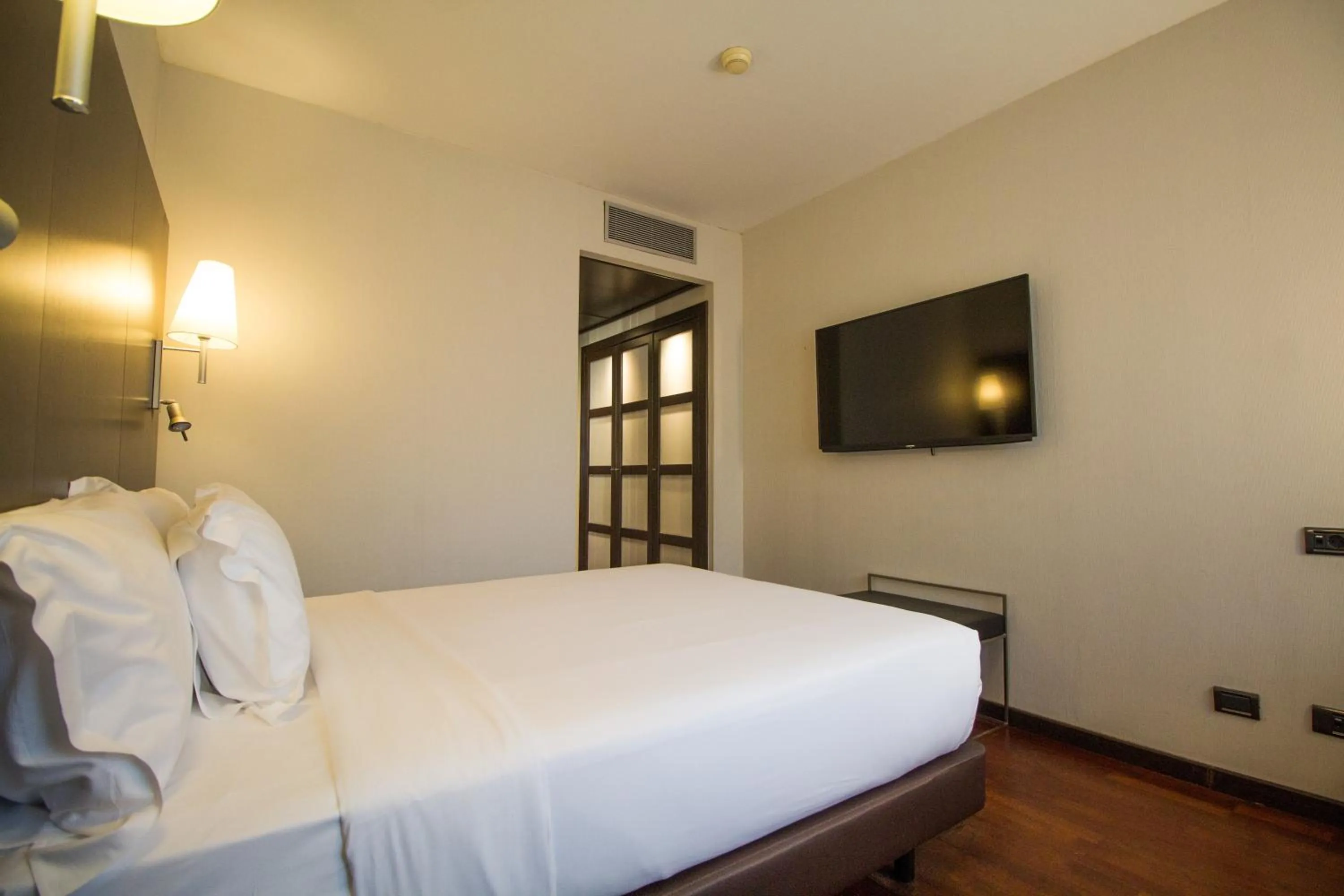 Bedroom, Bed in Hotel Vilamarí