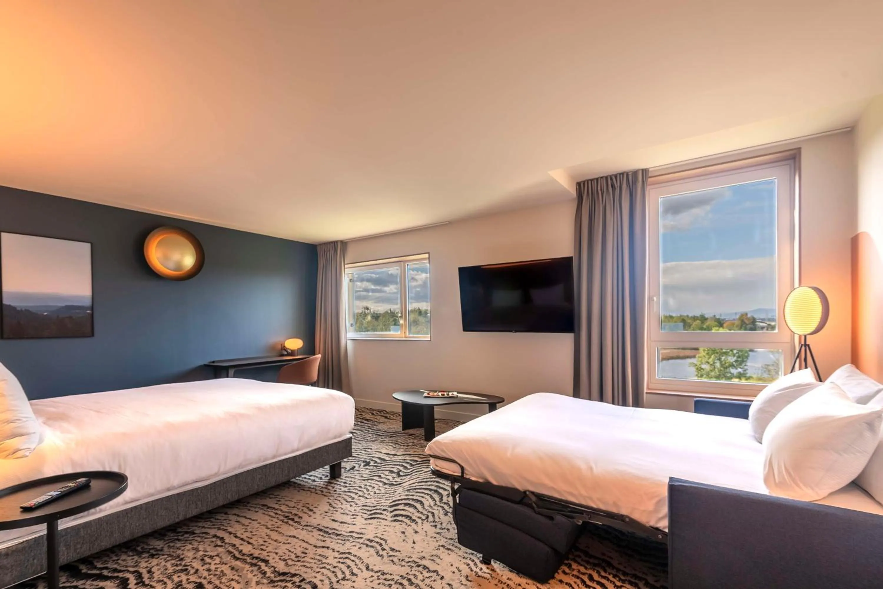 Bedroom, Bed in DoubleTree by Hilton Lyon Eurexpo