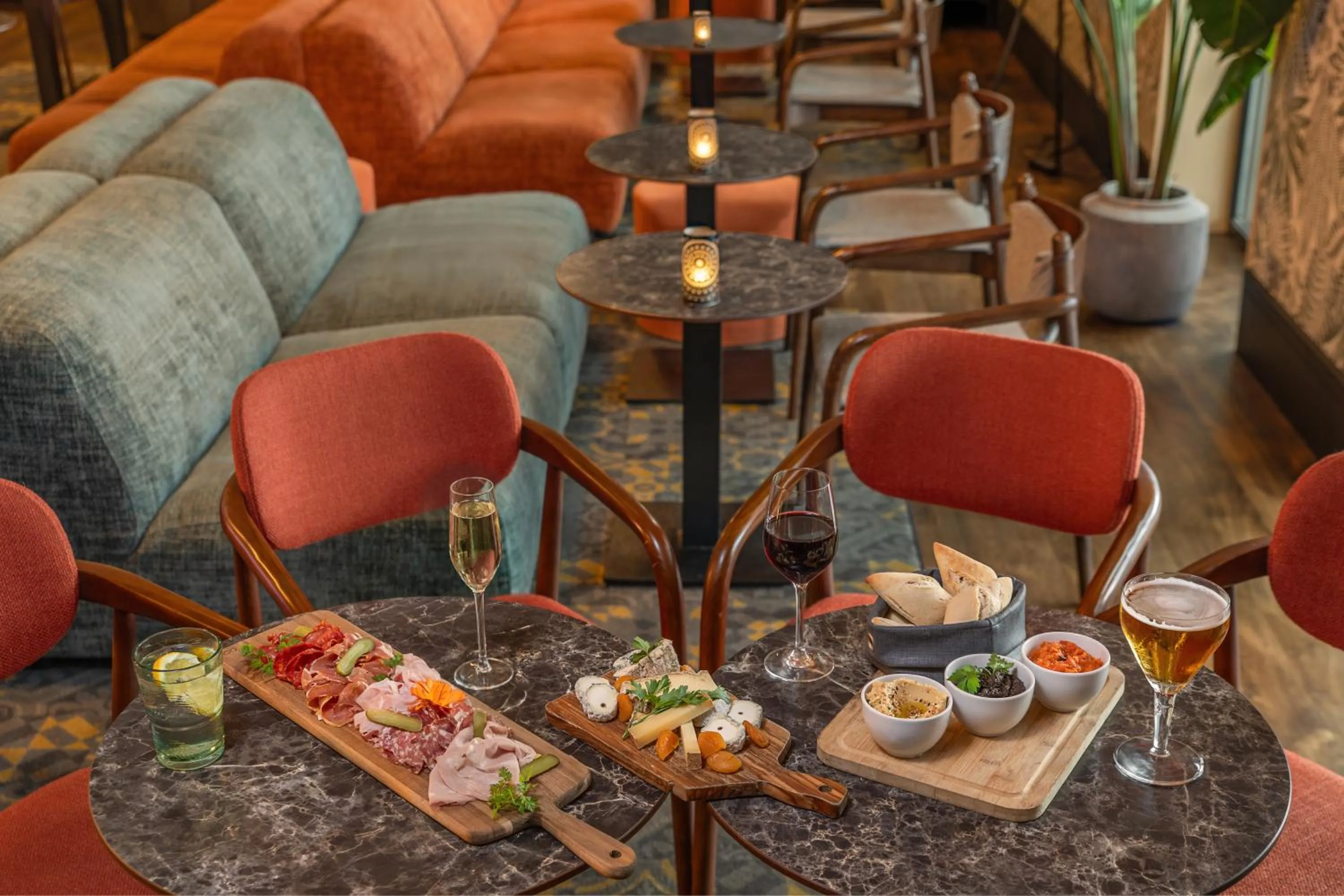 Lounge or bar in DoubleTree by Hilton Lyon Eurexpo