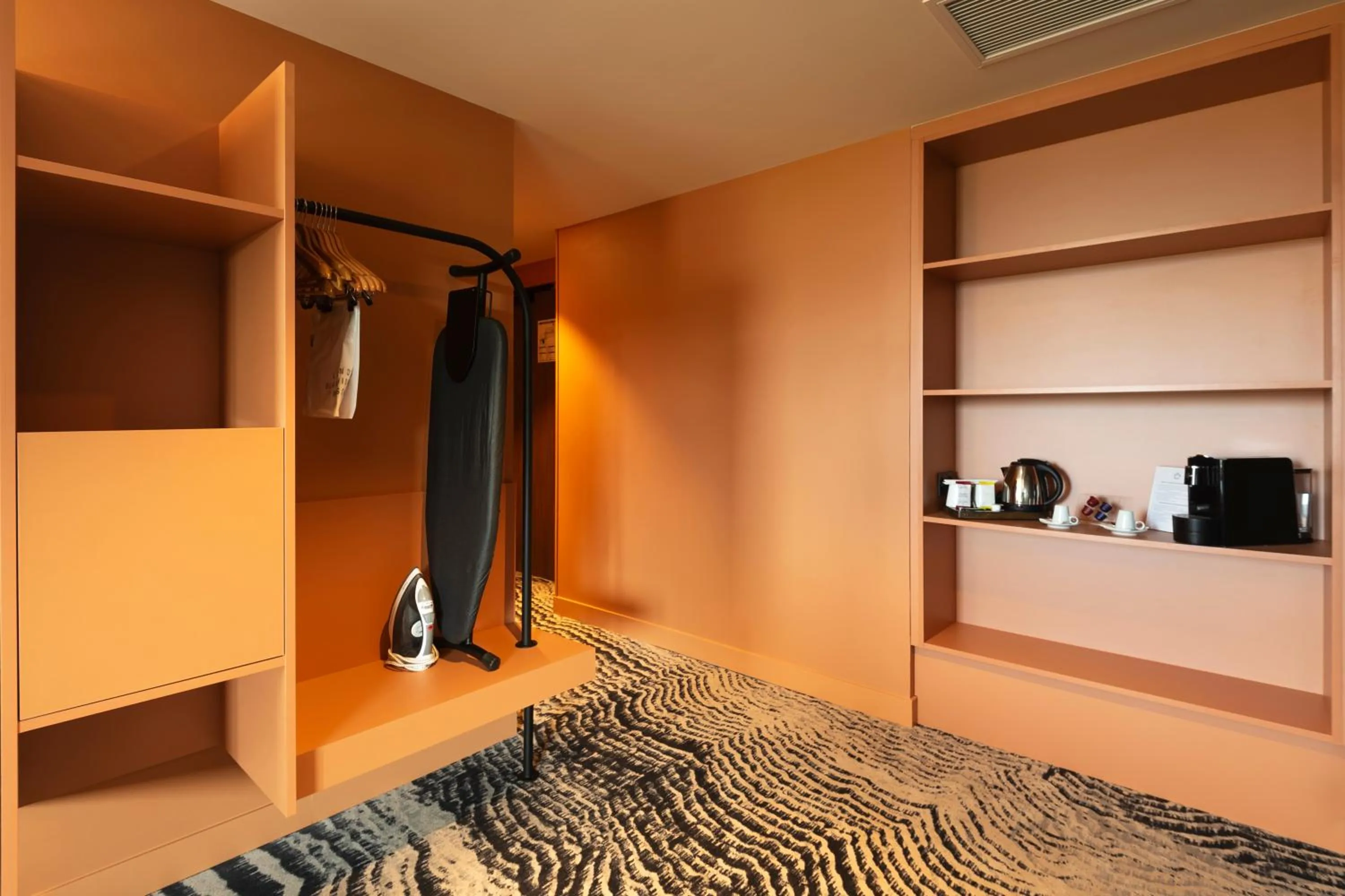 Coffee/tea facilities, Bed in DoubleTree by Hilton Lyon Eurexpo