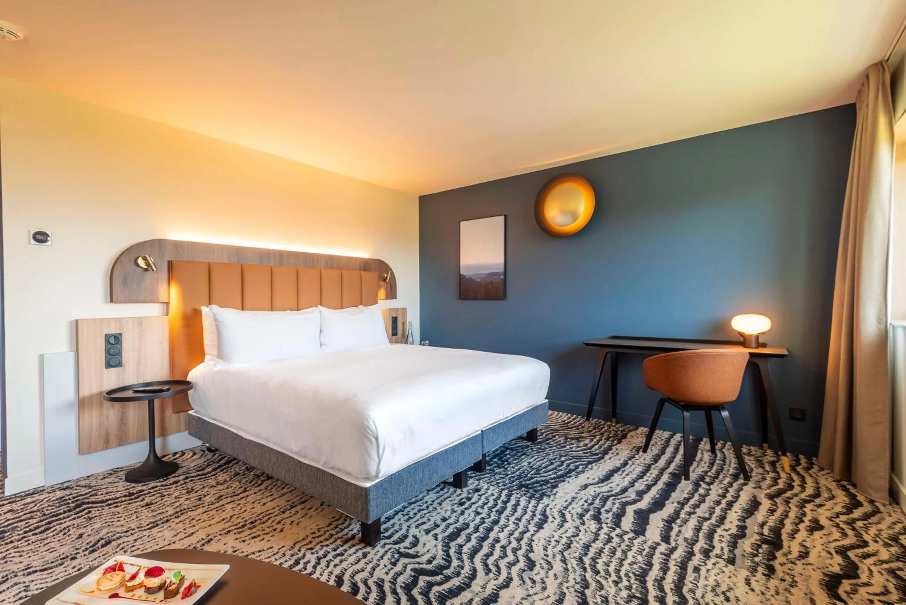 Bedroom, Bed in DoubleTree by Hilton Lyon Eurexpo