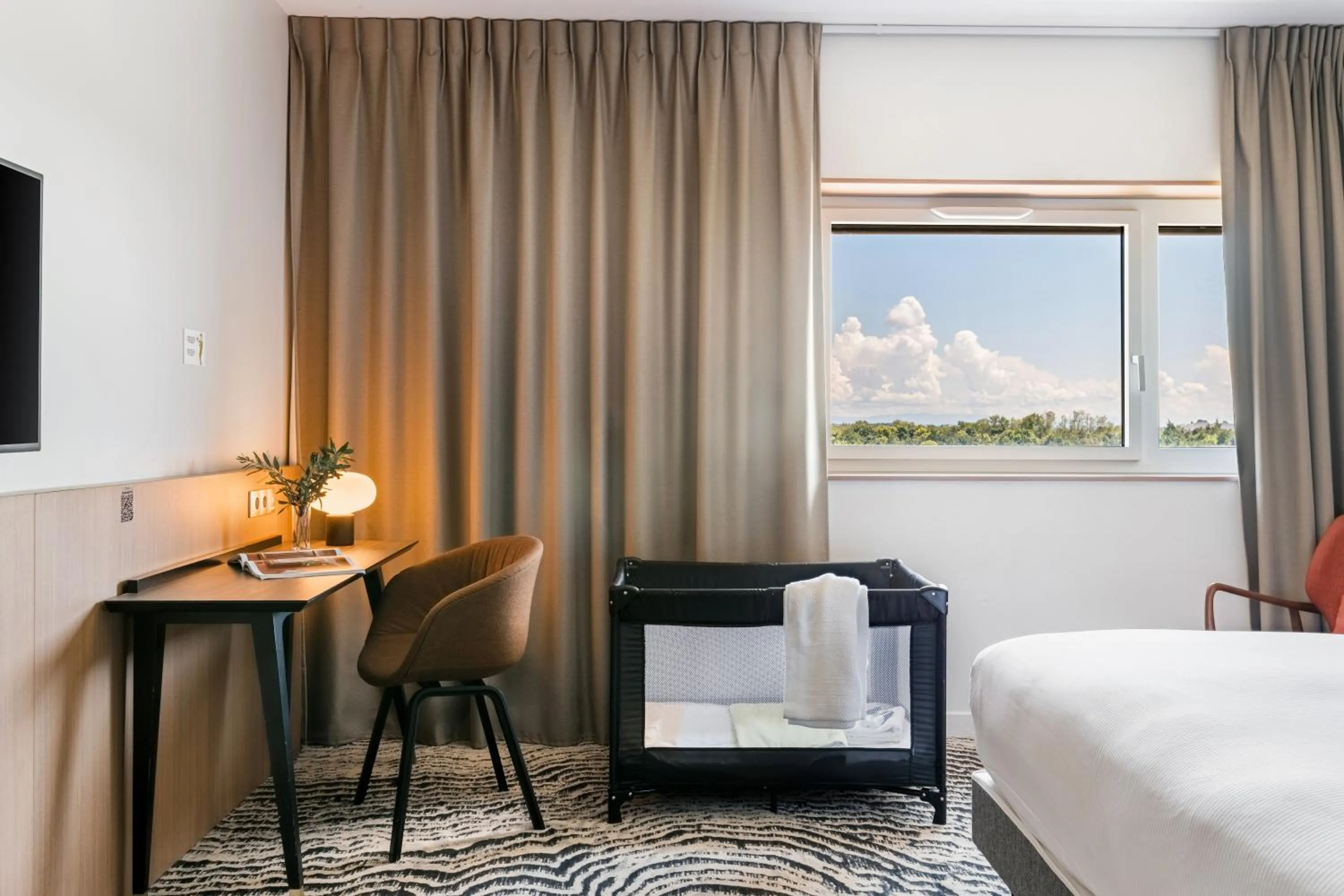 cot, Bed in DoubleTree by Hilton Lyon Eurexpo & Spa