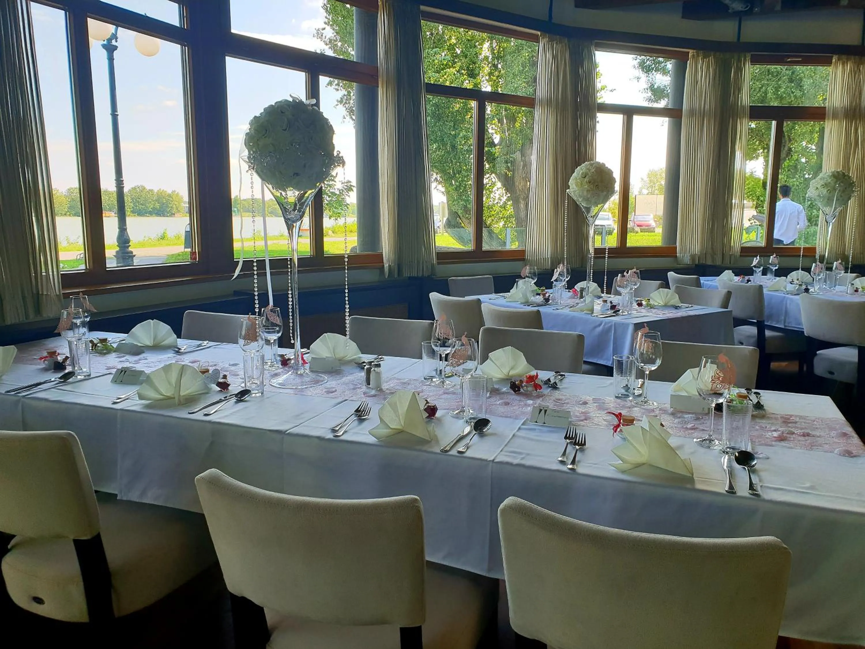 Restaurant/places to eat in River Lodge