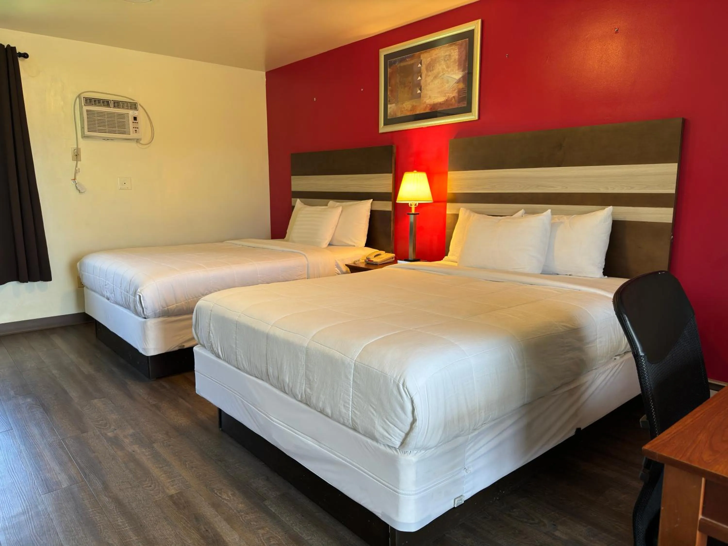 Bed in Thruway Holiday Motel